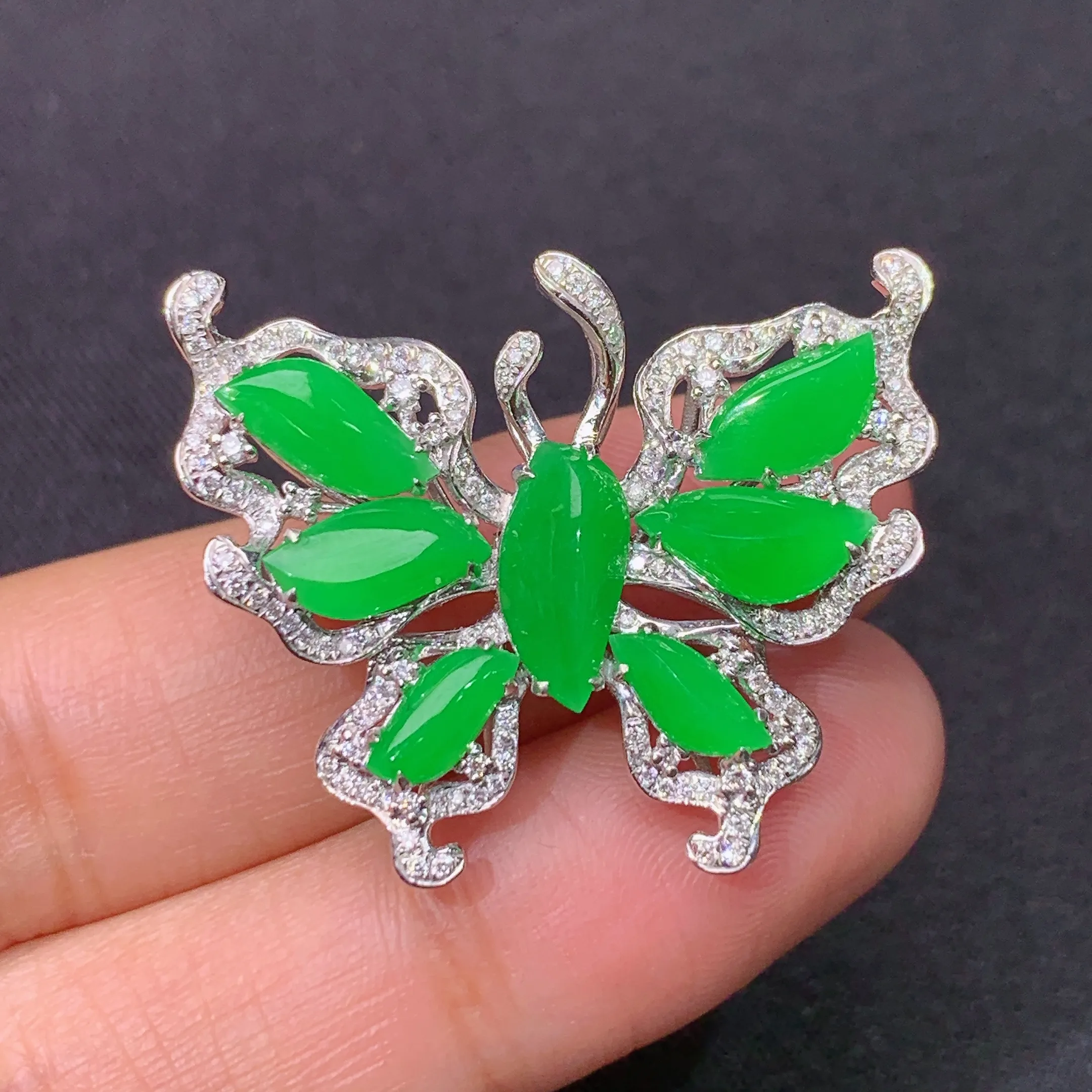 冰阳绿随形蝴蝶胸针，吊坠两用款，18k金镶嵌，款式新颖，冰润色阳，种水足，整体尺寸25.2*31*8