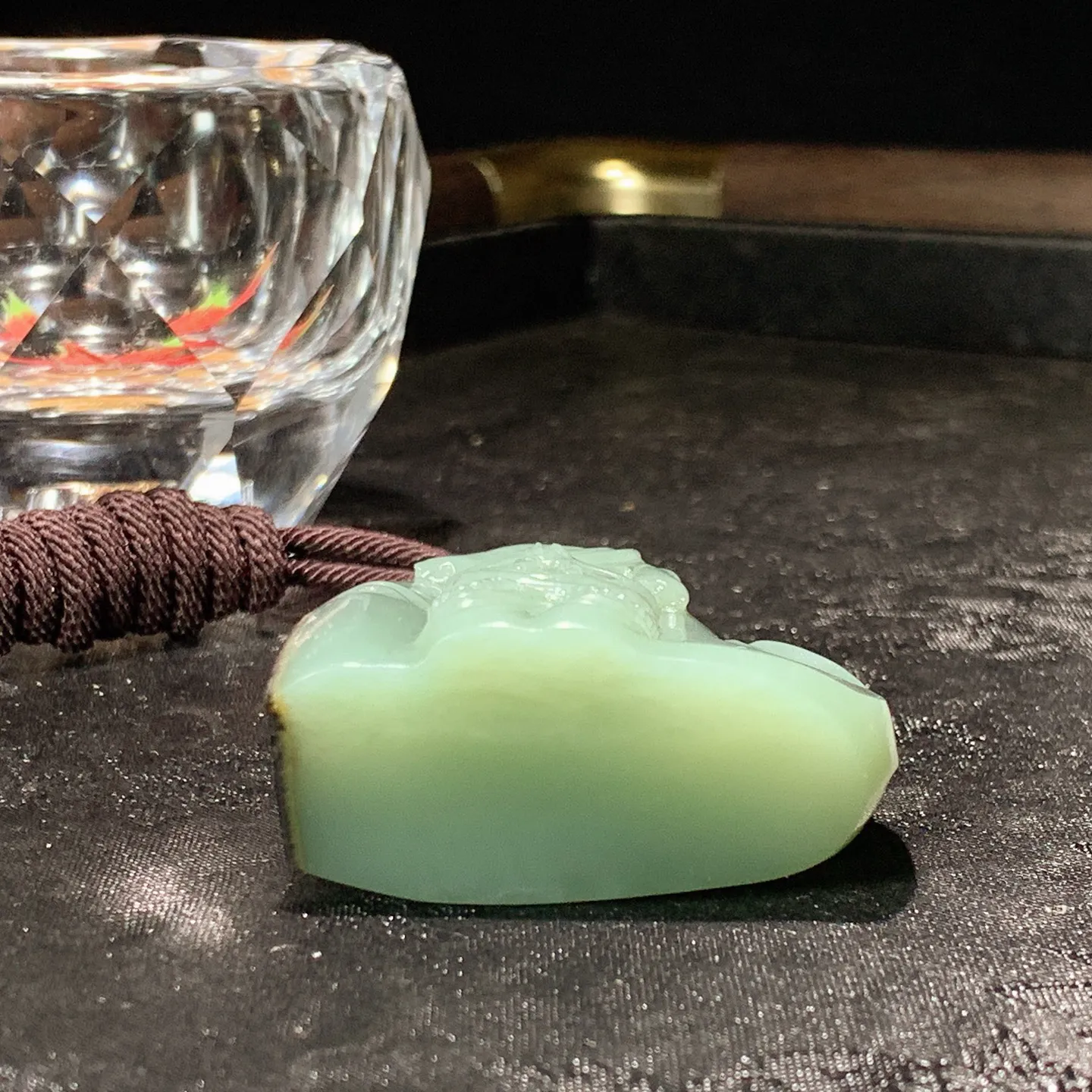 和田玉粉青黑皮碧玉籽料敦煌残影挂件。尺寸48/40/20重66克。玉质细腻油润。手推出油。佩戴高端典雅。lt251128