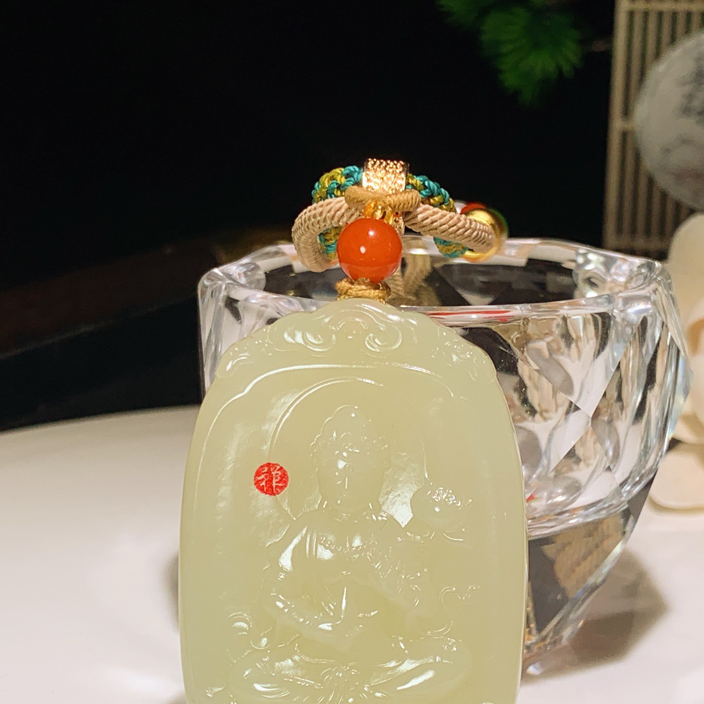 新疆若羌黄口料坐莲观音牌挂件。尺寸53/37/10重46.6克。玉质细腻油润。手推出油。佩戴高端典雅。lt251128