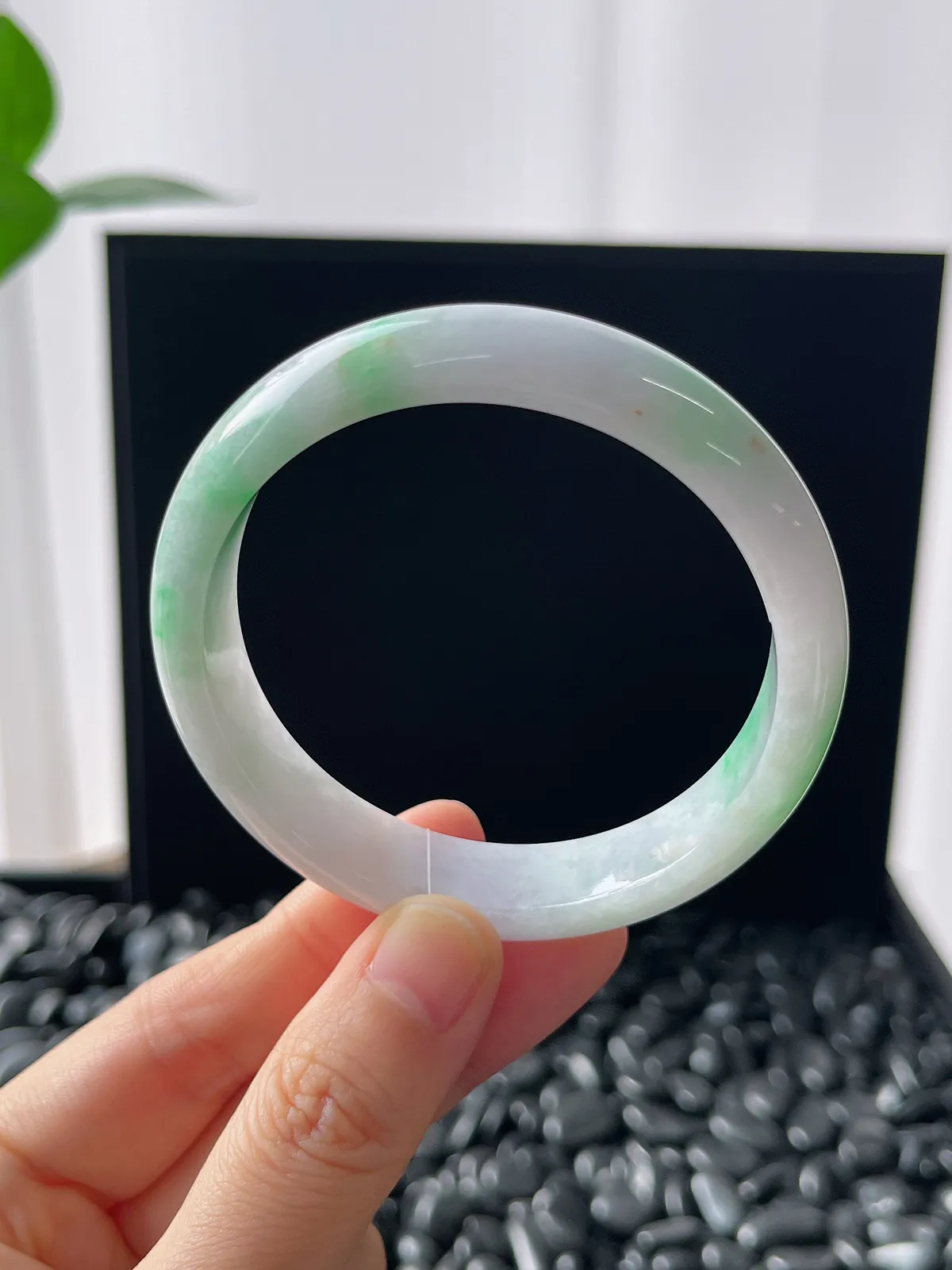 正圈54.4圈口，翡翠糯化种飘绿手镯