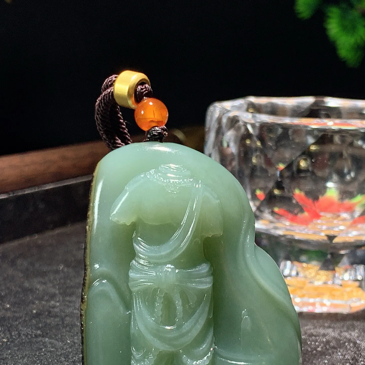 和田玉粉青黑皮碧玉籽料敦煌残影挂件。尺寸48/40/20重66克。玉质细腻油润。手推出油。佩戴高端典雅。lt251128