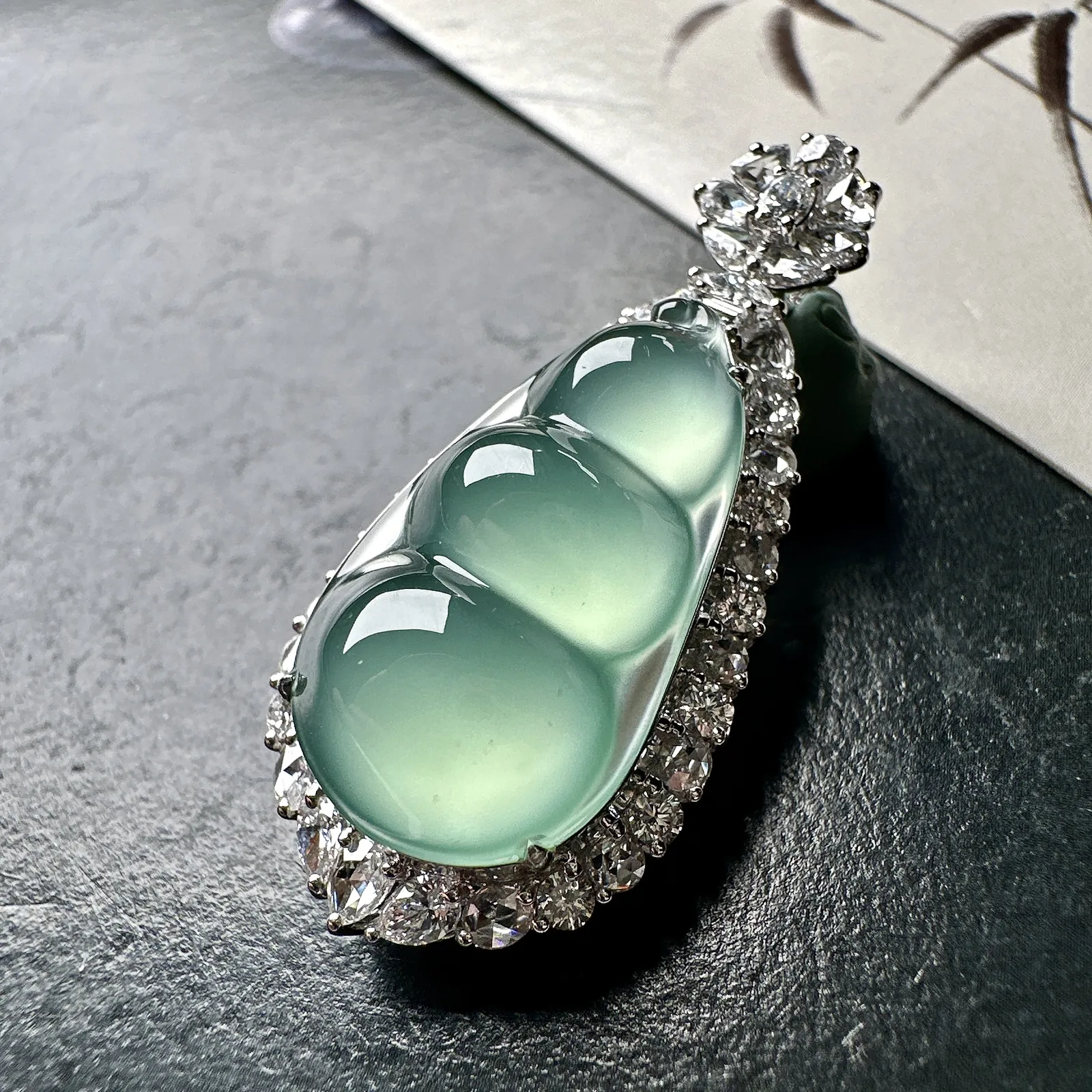 【玻璃种晴蓝福豆吊坠】起钢光，种地上乘，冰感十足，通透起光，饱满圆润，收藏品质，18k金钻镶嵌，裸石尺寸23.9*13.9*6.2毫米