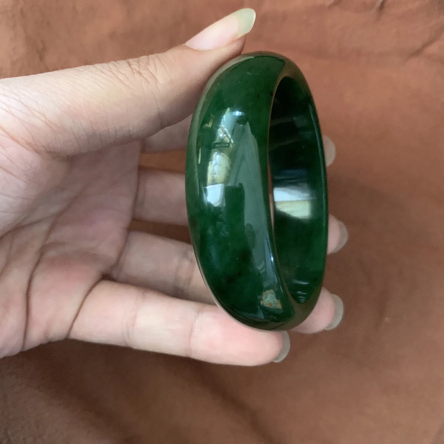 57圈口和田玉碧玉菠菜绿手镯【挽间柔情】，和田玉57圈口菠菜绿手镯，镯型古朴典雅。在诗情画意的雨巷相