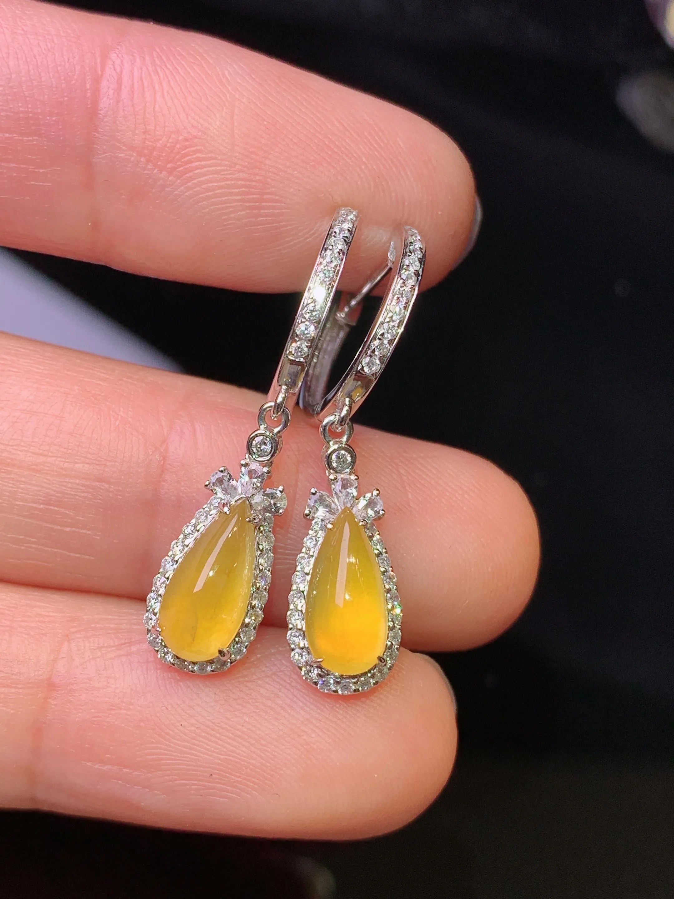 18k金钻镶嵌黄翡水滴耳坠 玉质细腻 色泽清新艳丽 整体尺寸28.8*6.6*5