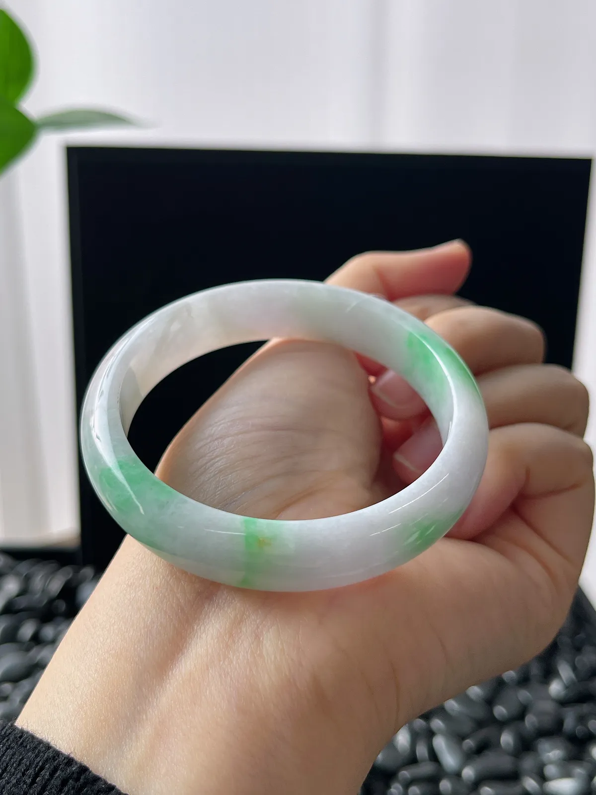 正圈54.4圈口，翡翠糯化种飘绿手镯