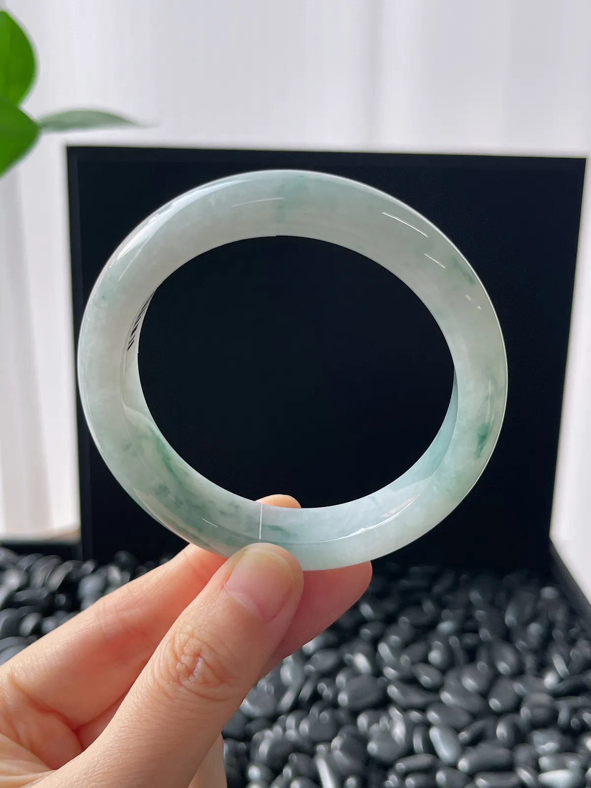 正圈55.7圈口，翡翠冰糯种飘绿手镯