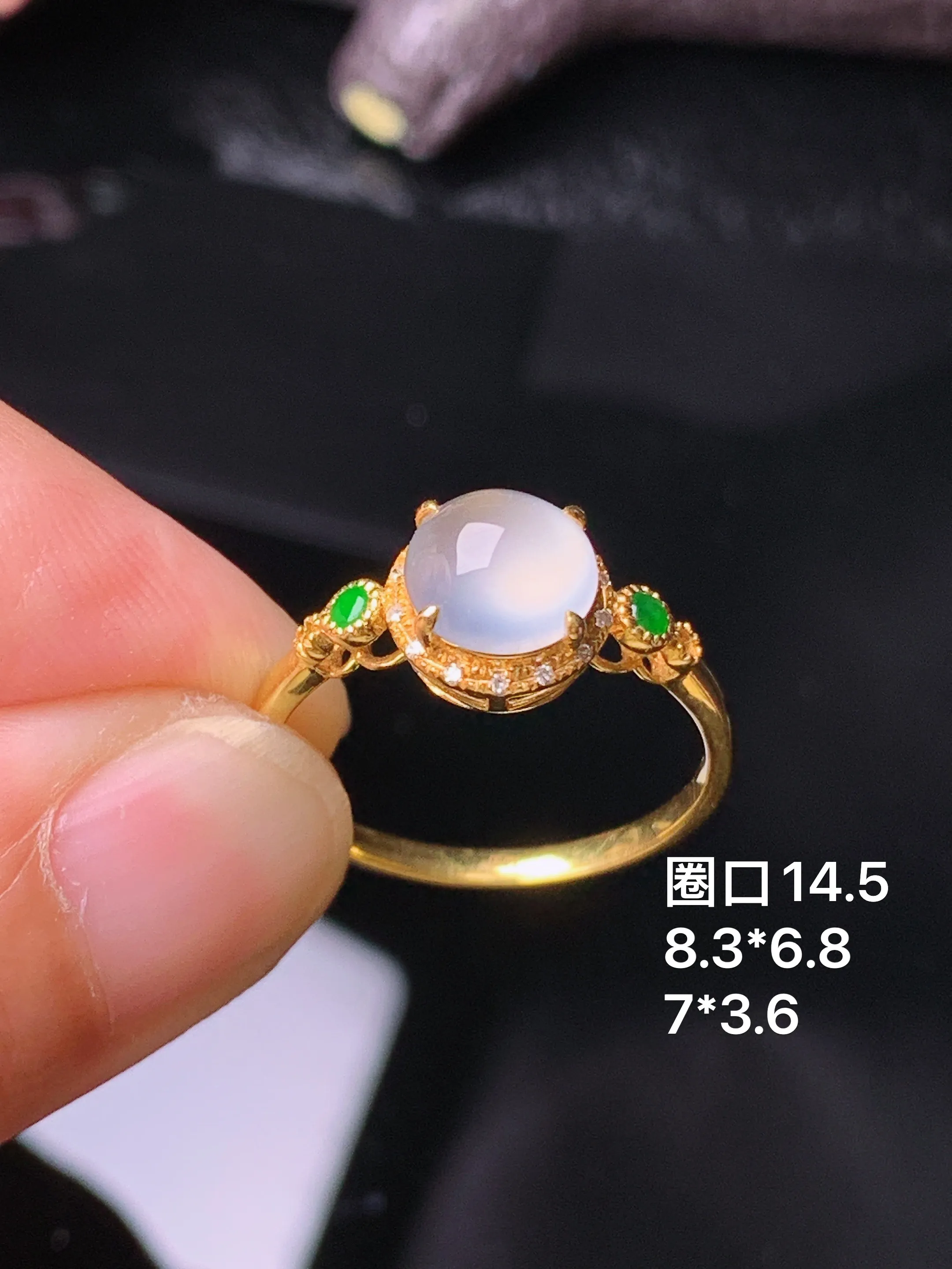 18k金钻镶嵌冰种蛋面戒指 玉质细腻 色泽清新艳丽 圈口14.5 整体尺寸8.3*6.8