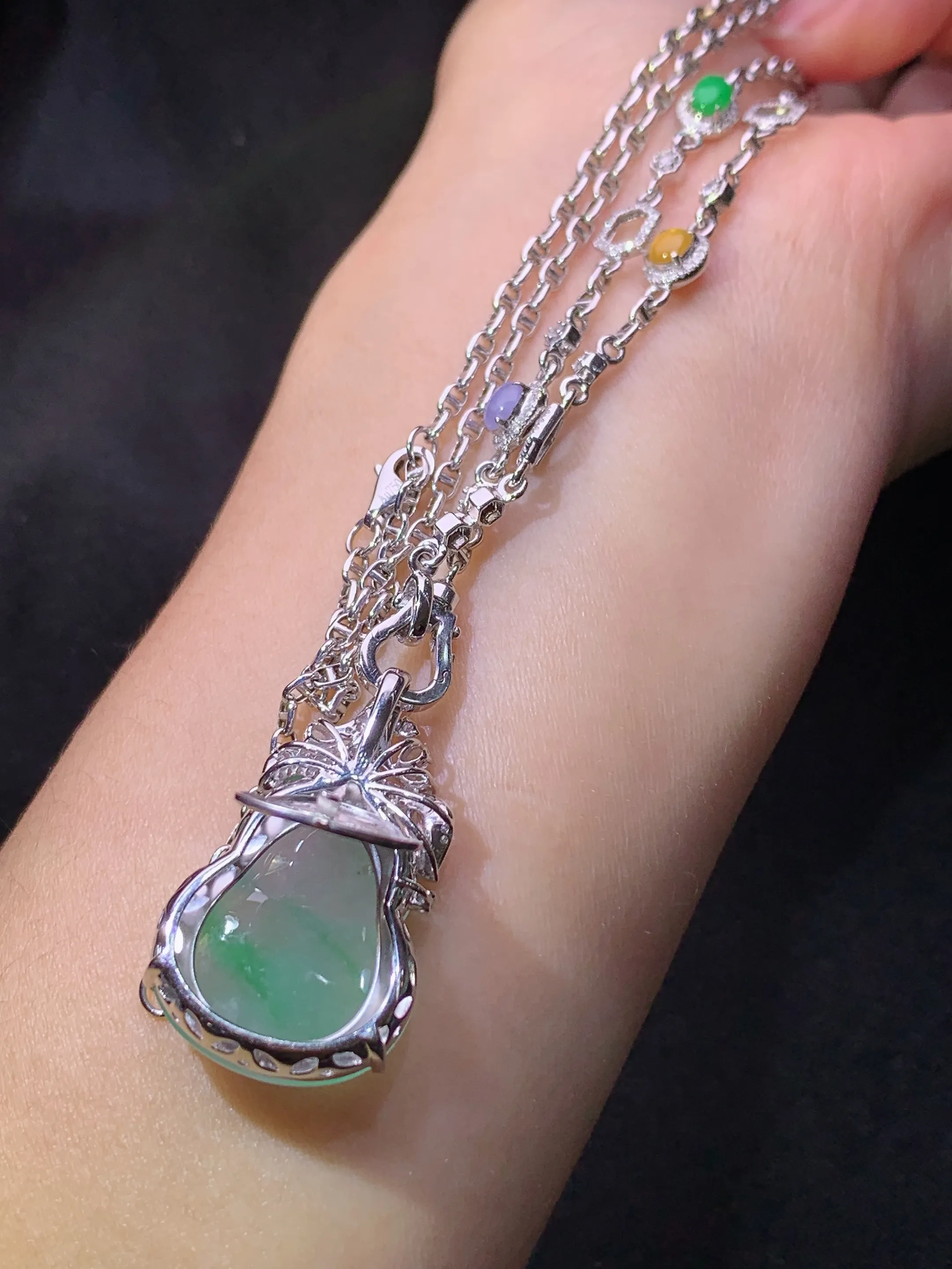 冰飘绿葫芦项链吊坠两用款  18k金镶嵌，款式新颖，冰润细腻，种水足，整体尺寸31.4*19*9.5