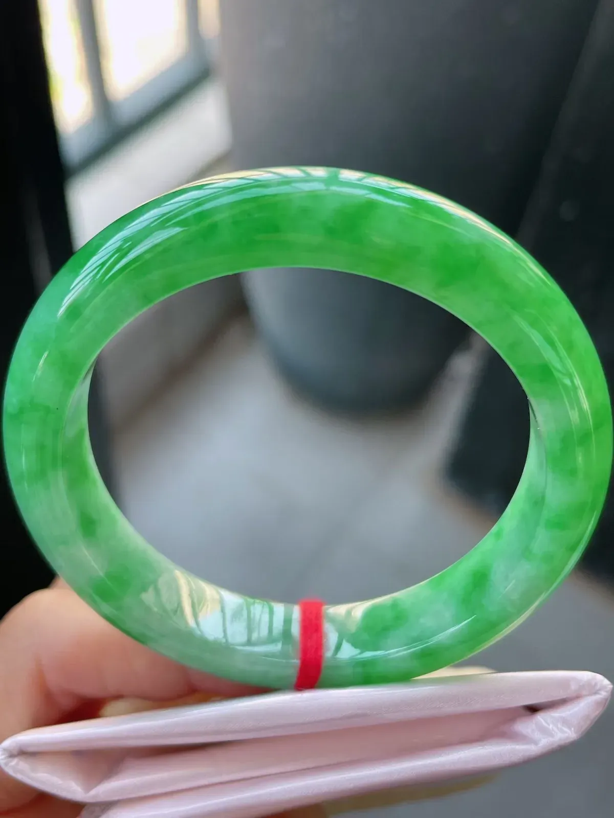 【翡翠名称】老种阳绿53圈口贵妃翡翠手镯
【翡翠尺寸】53-11.8-8.3mm适合50-51正圈口佩戴
【翡翠描述】缅甸天然翡翠A货，种老水足，玉质细腻，色泽靓丽，性价比高，佩戴效果好！