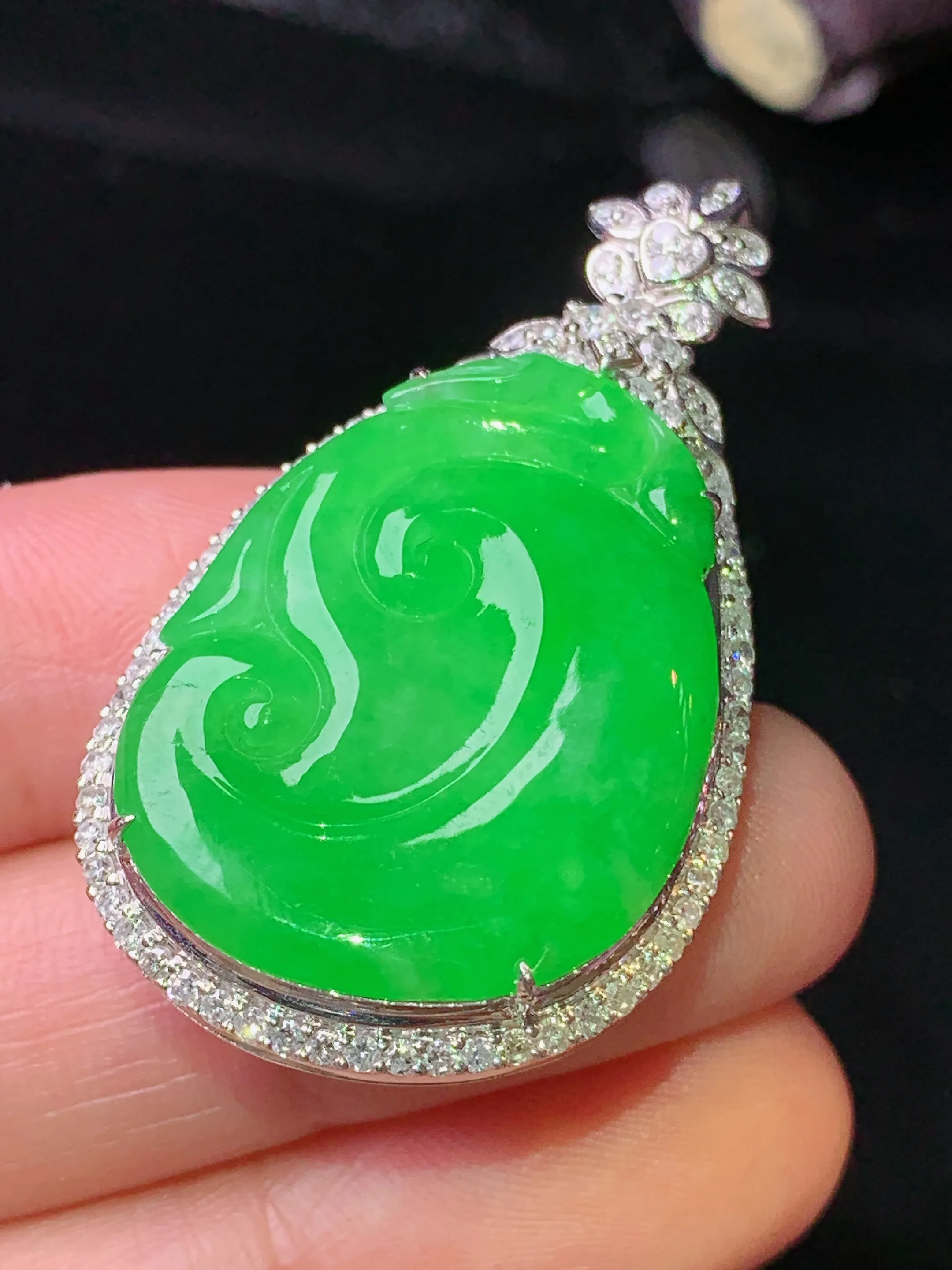 18k金钻镶嵌翠绿如意吊坠 玉质细腻 色泽清新艳丽 整体尺寸40*23.5*9.5