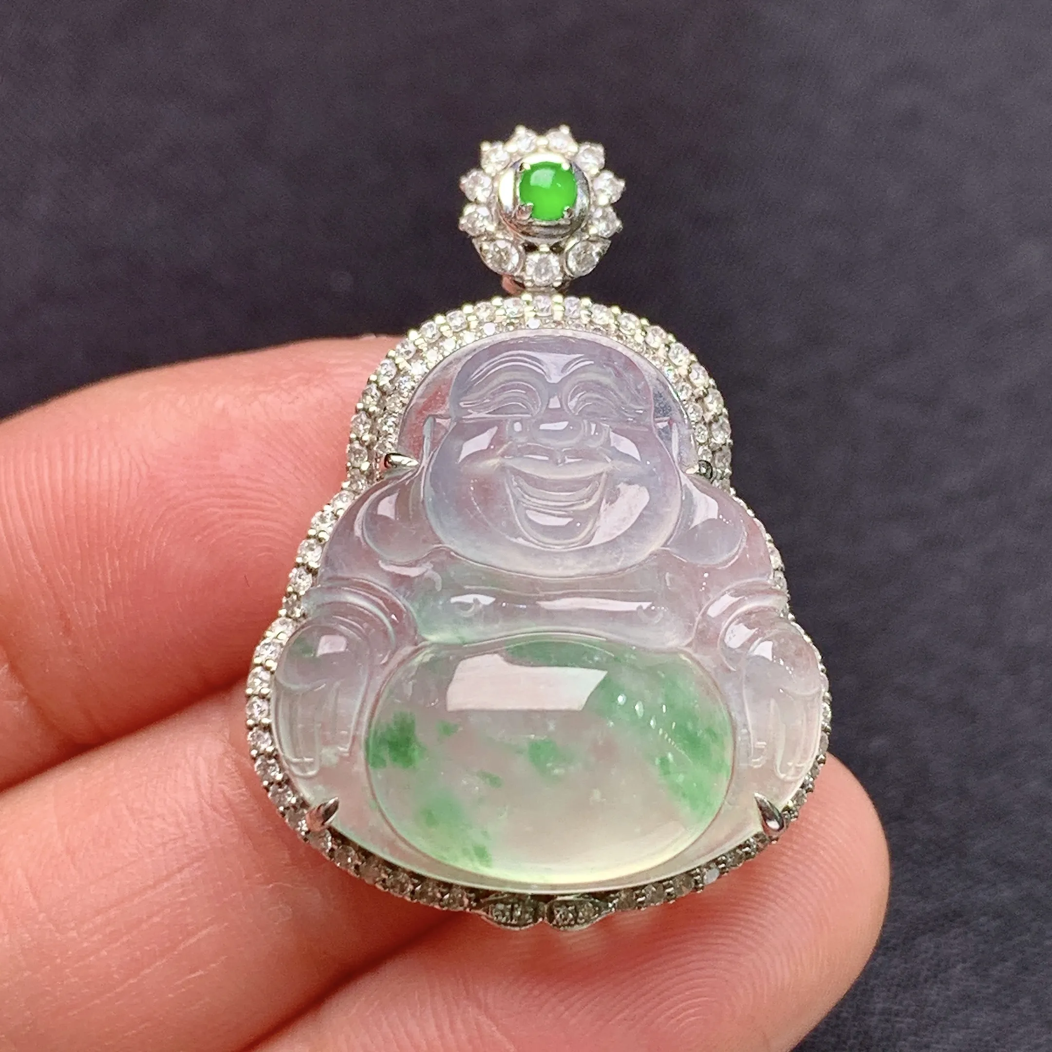 冰飘绿笑佛吊坠，18k金镶嵌，冰润色阳，品相好，种水足，整体尺寸31.1*22.4*11.6