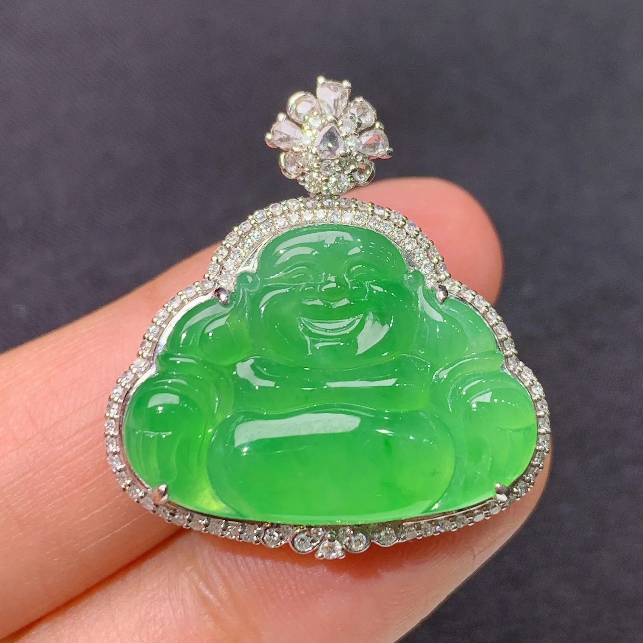 冰阳绿笑佛吊坠，18k金镶嵌，冰润色阳，品相好，种水足，整体尺寸27.9*26.1*8.9