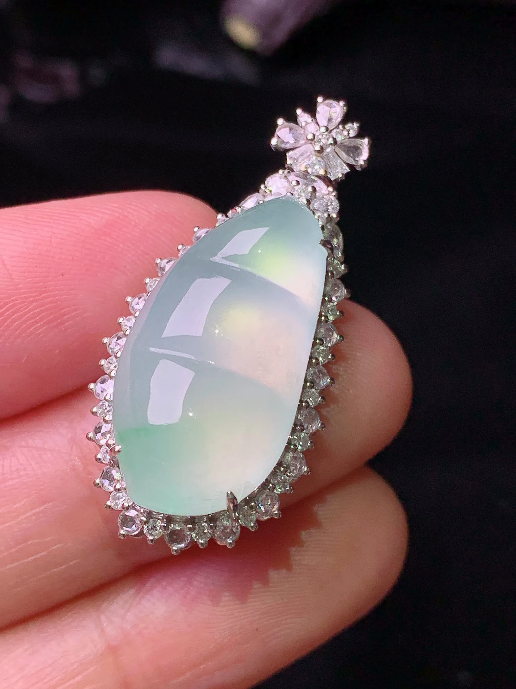 18k金钻镶嵌冰种飘绿四季豆吊坠 玉质细腻 色泽清新艳丽 整体尺寸34*16.2*11.2