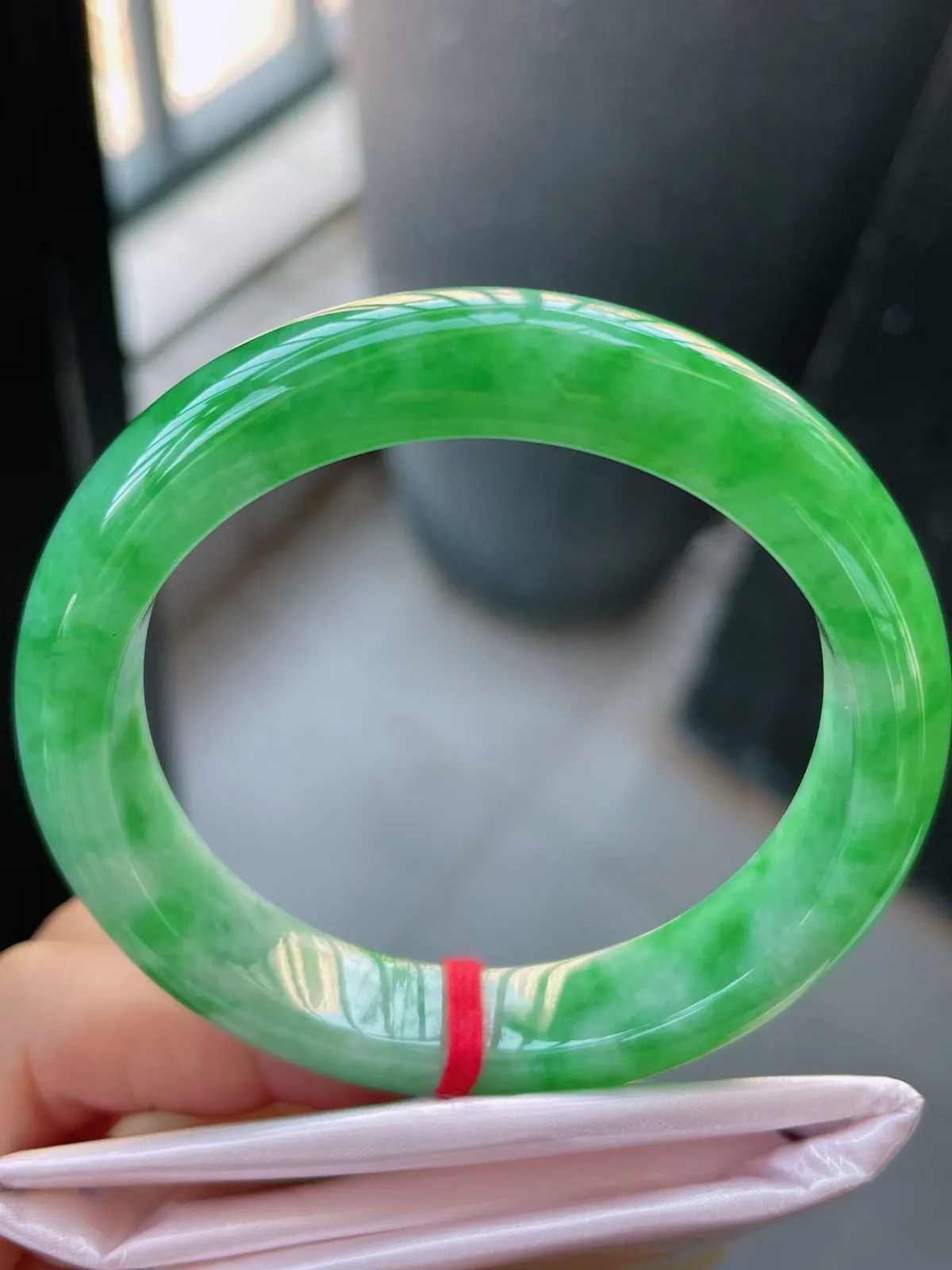 【翡翠名称】老种阳绿53圈口贵妃翡翠手镯
【翡翠尺寸】53-11.8-8.3mm适合50-51正圈口佩戴
【翡翠描述】缅甸天然翡翠A货，种老水足，玉质细腻，色泽靓丽，性价比高，佩戴效果好！