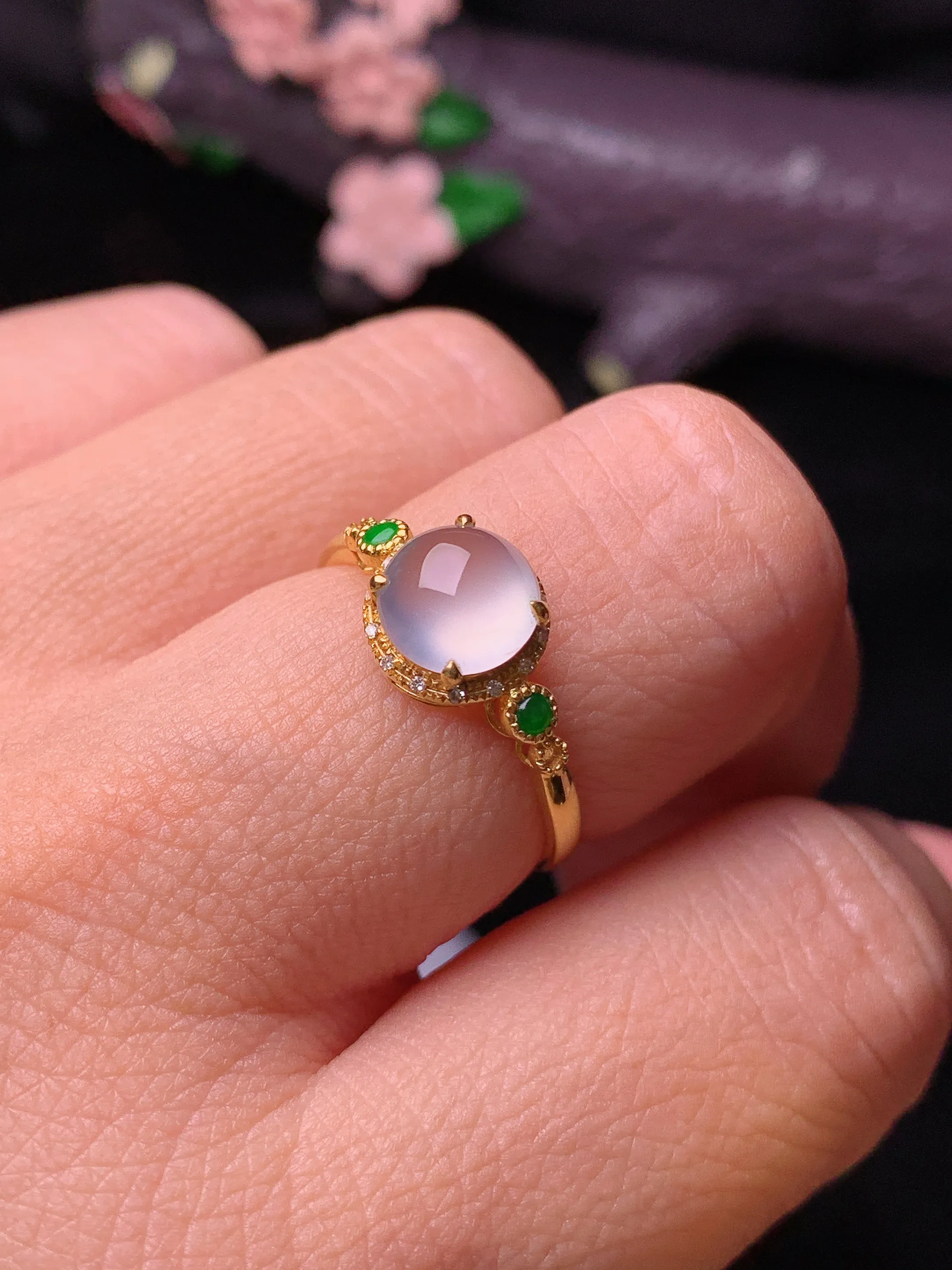 18k金钻镶嵌冰种蛋面戒指 玉质细腻 色泽清新艳丽 圈口14.5 整体尺寸8.3*6.8