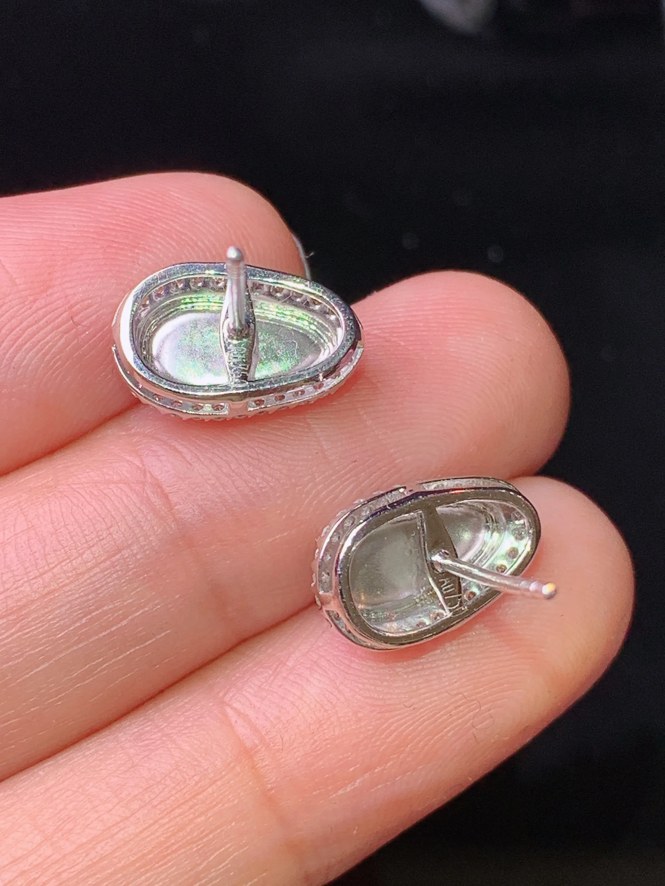 18k金钻镶嵌翠绿四季豆耳钉 玉质细腻 色泽清新艳丽 整体尺寸12.8*8*6