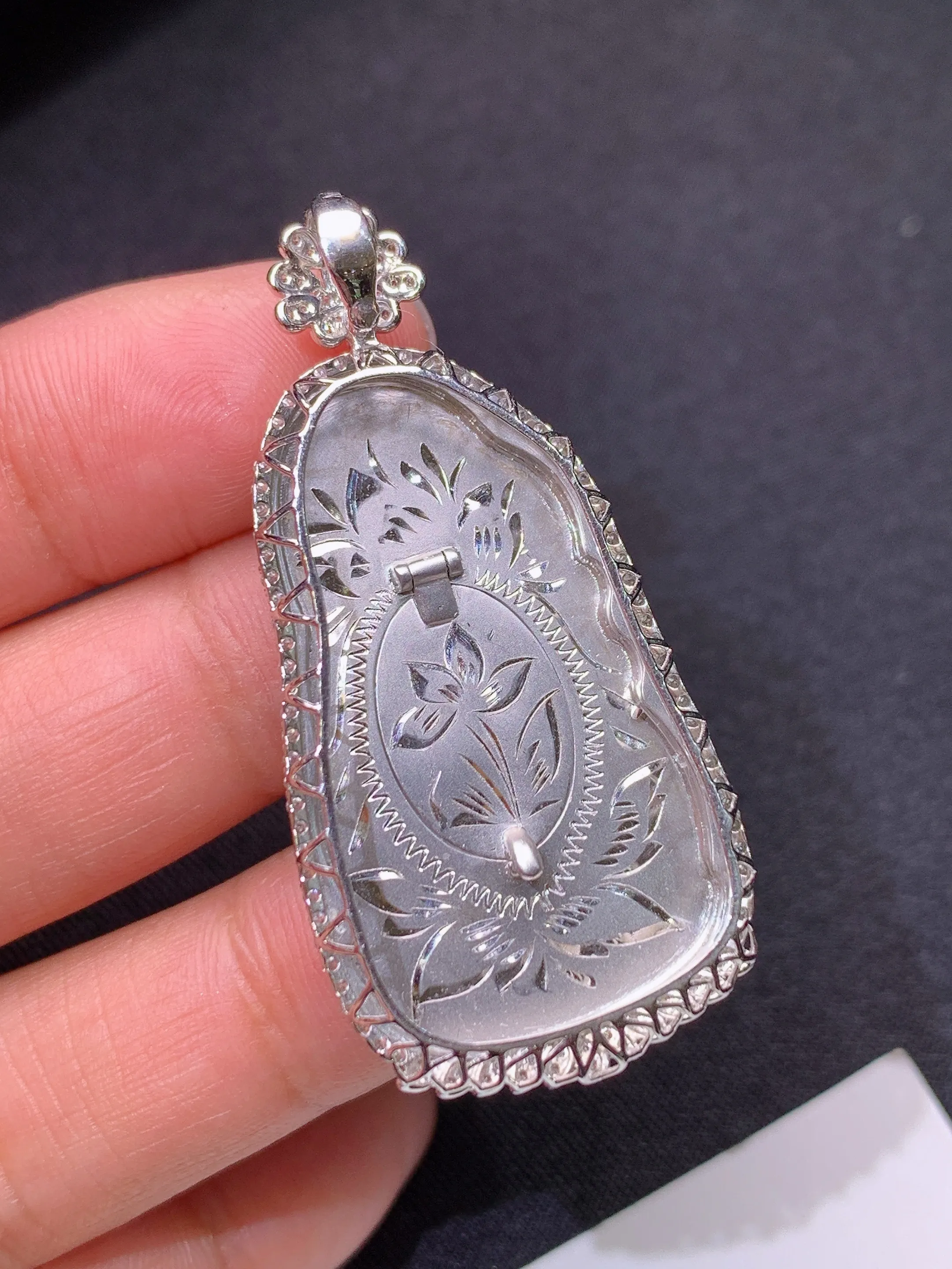 冰飘绿观音吊坠，18k金镶嵌，冰润色阳，玉质细腻，种水足，整体尺寸46.9*22.7*8.3