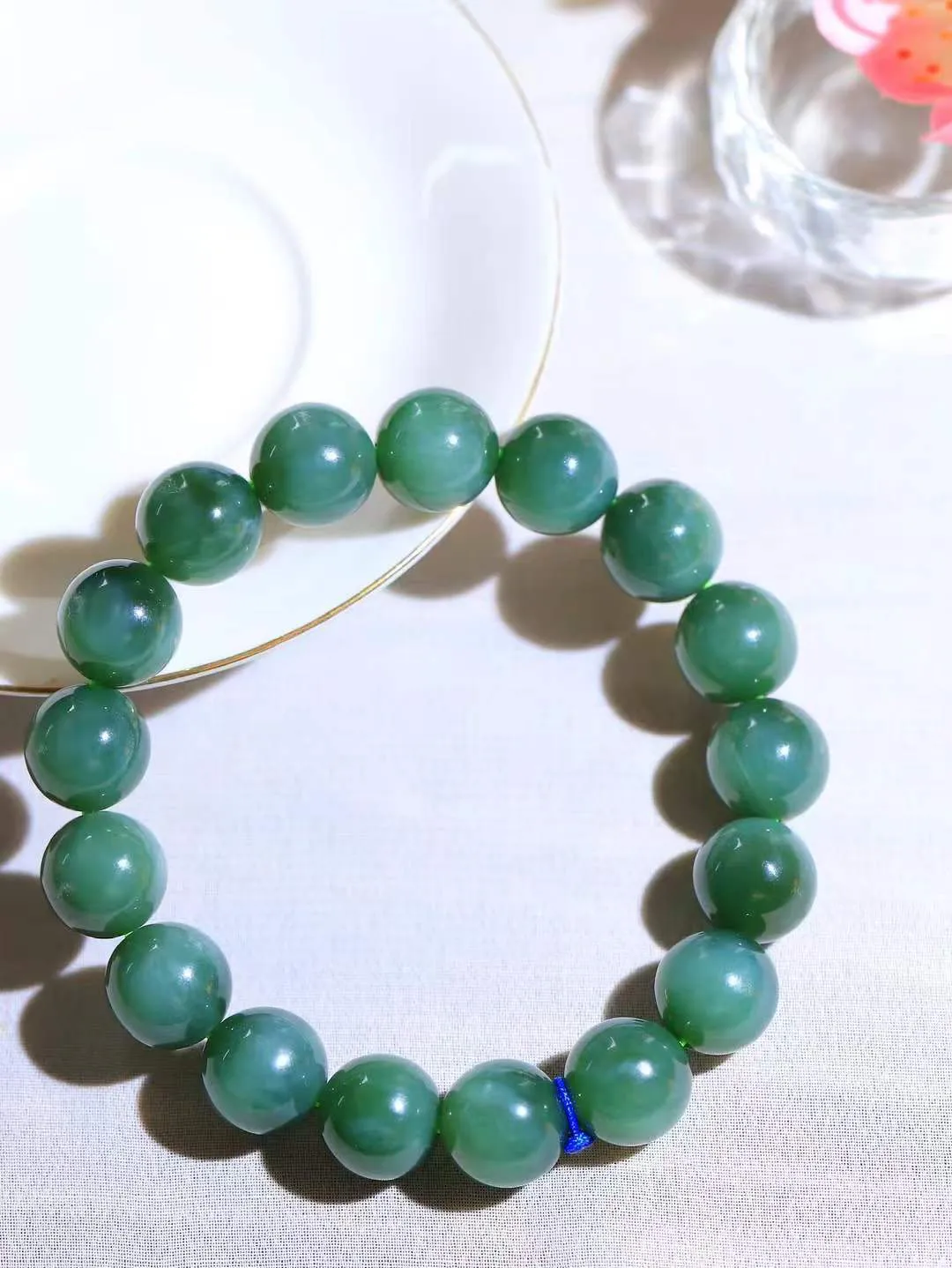 【珠圆玉润.手串】

精品和田玉碧玉猫眼珠圆玉润手串 玉质温润细腻  整串打磨圆润，佩戴舒适。珠珠落玉盘，间关莺语花底滑，一生美好时光，无论身在何处，都有它相伴相守。事事顺遂，幸福美满，吉祥如意。重46克 尺寸取一12mm FDT-161103013
