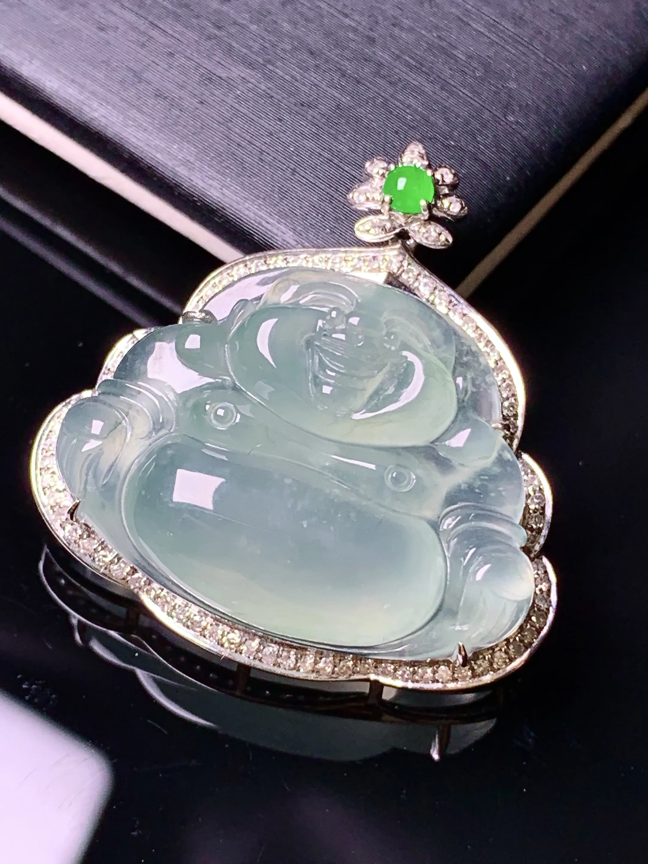 18k金钻镶嵌冰种佛公吊坠 玉质细腻 色泽清新艳丽 整体尺寸28.8*28*8.8