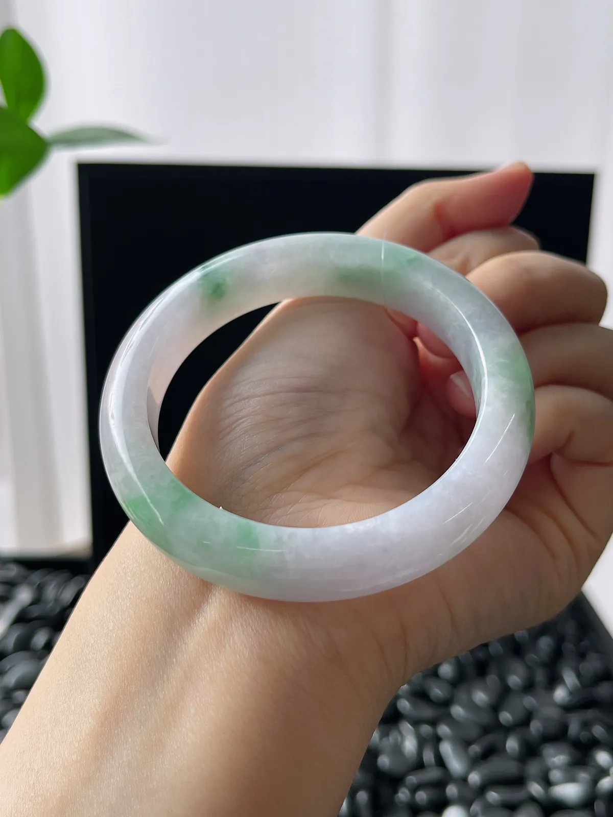 正圈54圈口，翡翠糯化种飘绿春带彩手镯