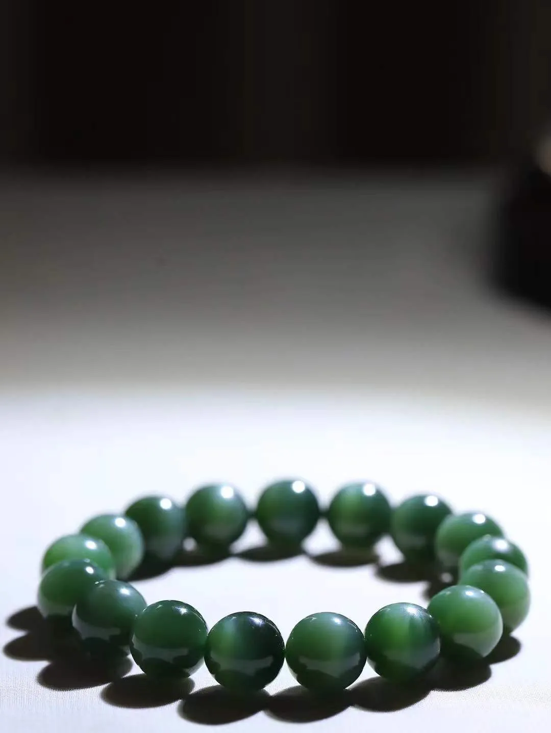 （猫眼手串）

精品和田玉碧玉猫眼圆珠手串 质地温润灵动 猫眼儿般的光中，有波光潋滟，也有梦幻清韵。行走于市井的喧嚣，相顾不言，便得清欢。重45.2克 尺寸取一11.9mmFDT-231173053