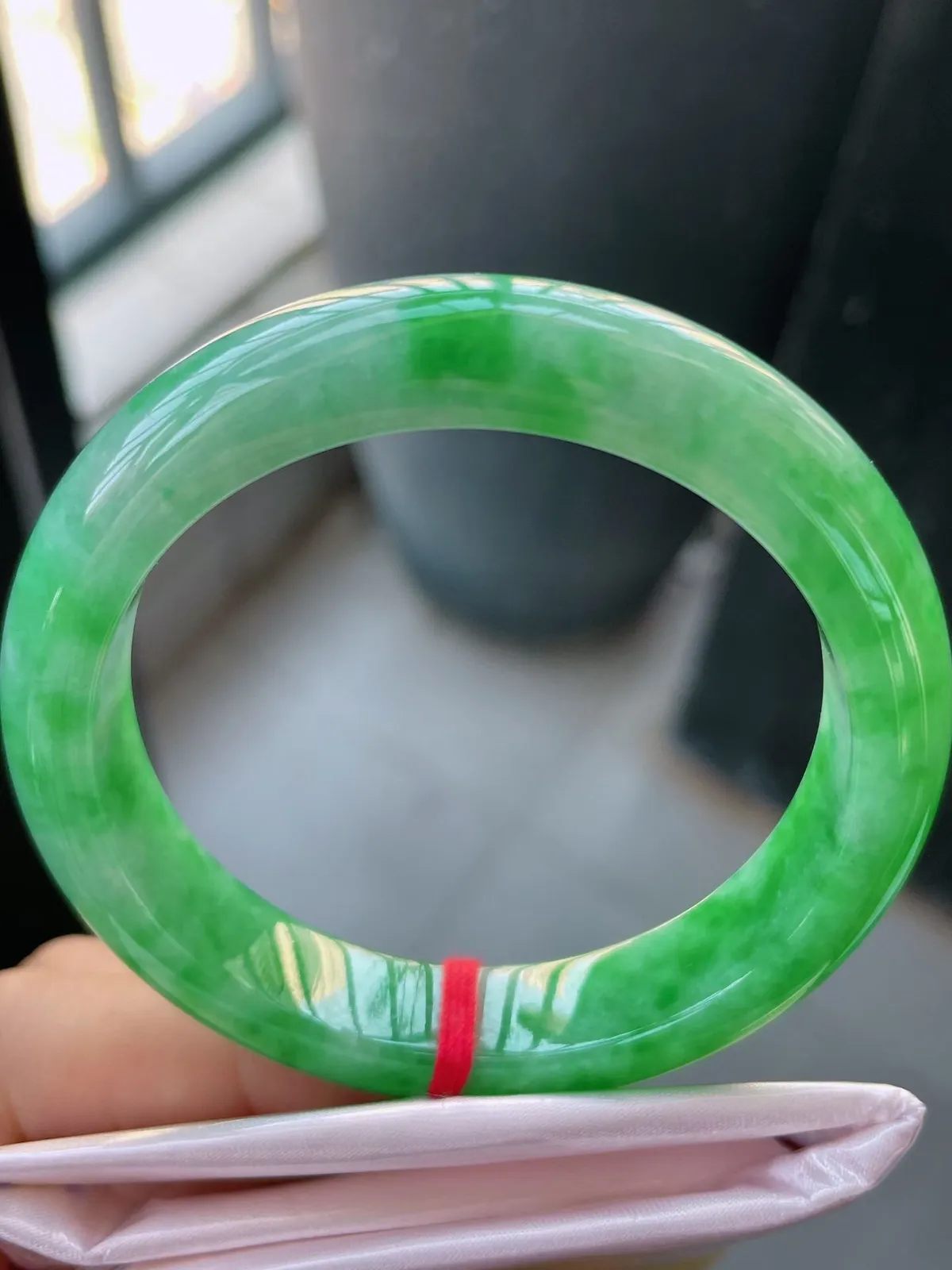 【翡翠名称】老种阳绿53圈口贵妃翡翠手镯
【翡翠尺寸】53-11.8-8.3mm适合50-51正圈口佩戴
【翡翠描述】缅甸天然翡翠A货，种老水足，玉质细腻，色泽靓丽，性价比高，佩戴效果好！