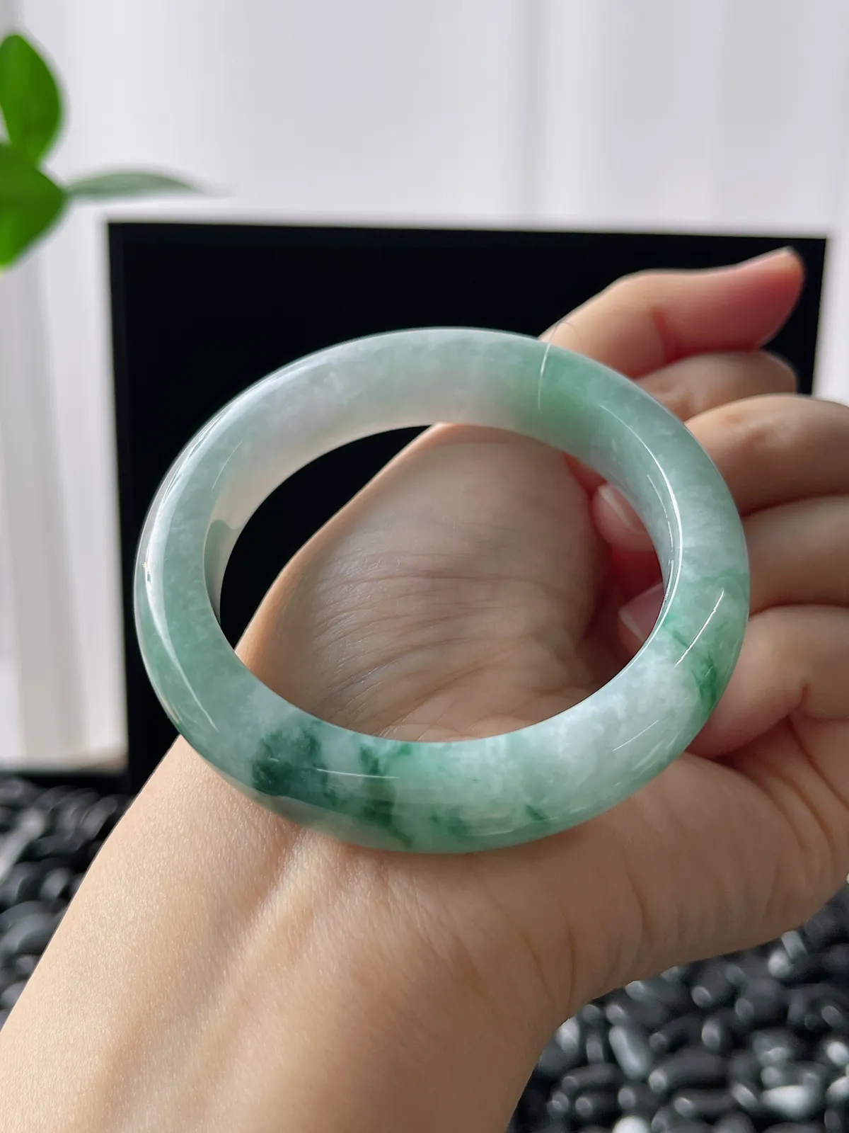 正圈50.8圈口，翡翠糯化种飘绿手镯