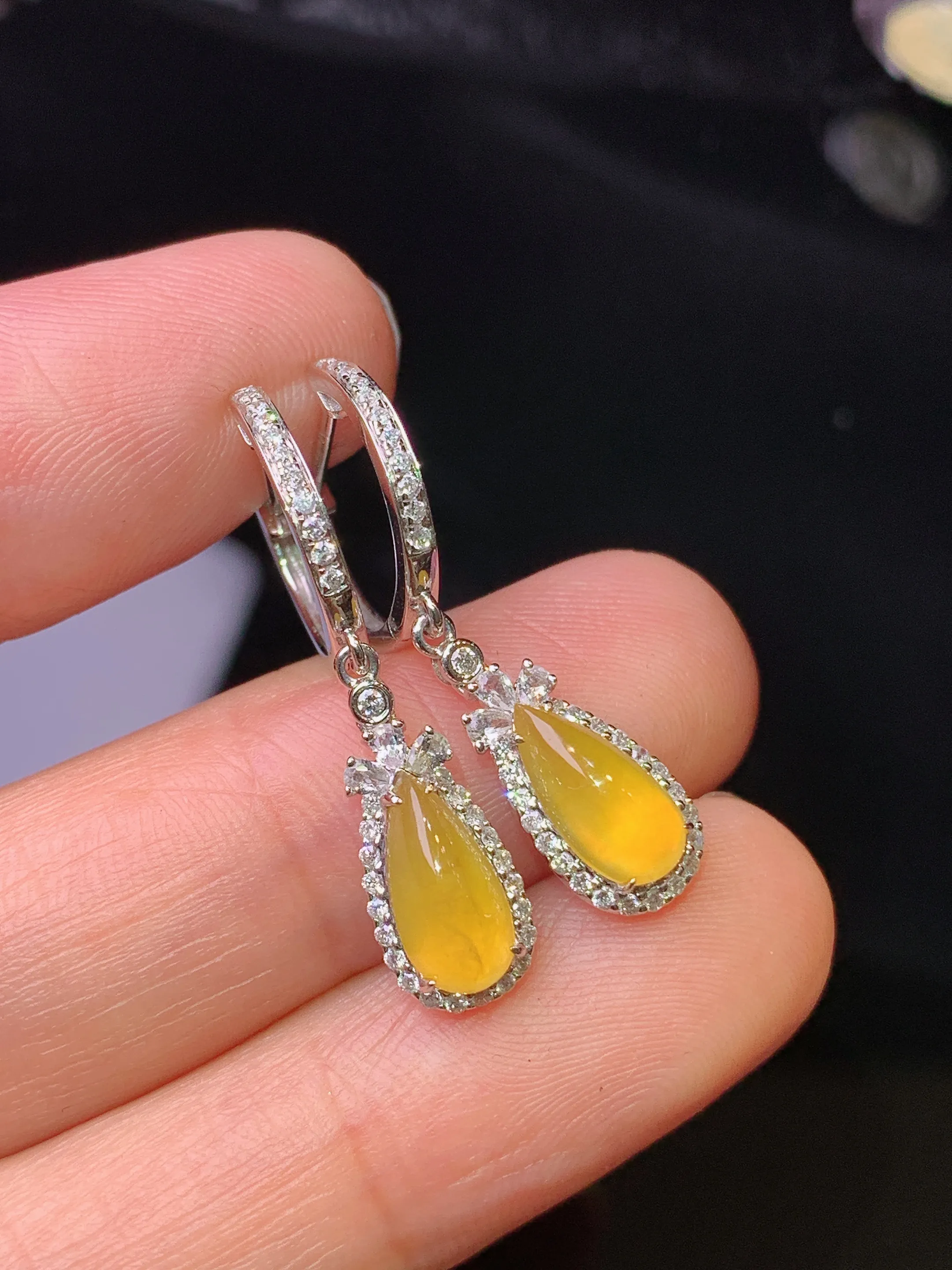 18k金钻镶嵌黄翡水滴耳坠 玉质细腻 色泽清新艳丽 整体尺寸28.8*6.6*5