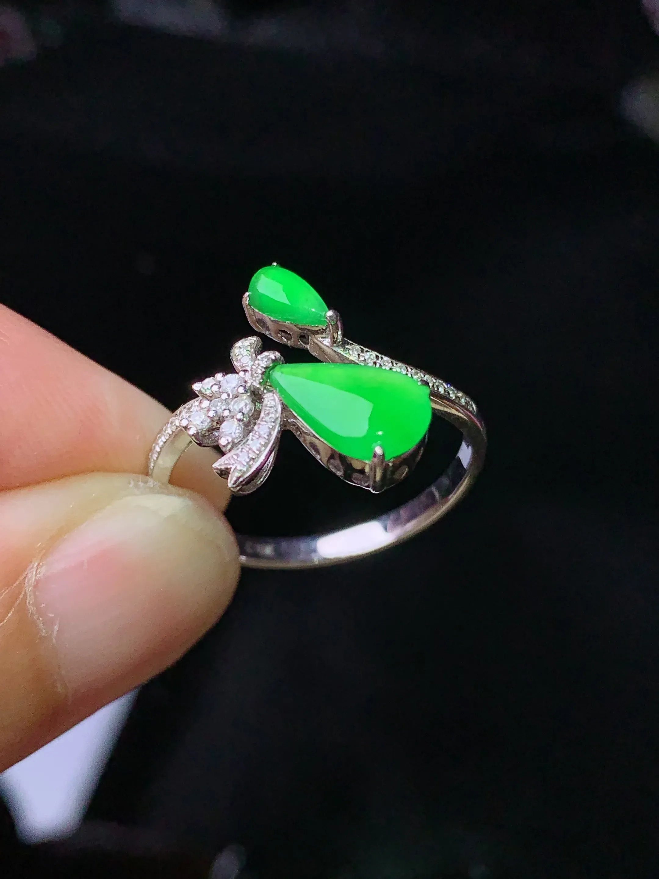 18k金钻镶嵌翠绿水滴戒指 玉质细腻 色泽清新艳丽 圈口14 裸石尺寸8*5.6*2