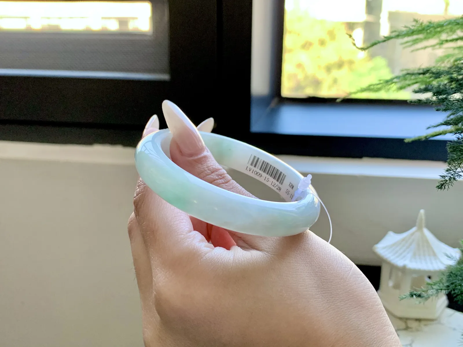 ⭕️55-11.5-8
晴底如澄澈晴空般晴底如澄澈晴空般清新，淡绿色似新叶初萌，悠悠飘于镯间，腕上萦绕诗意清韵