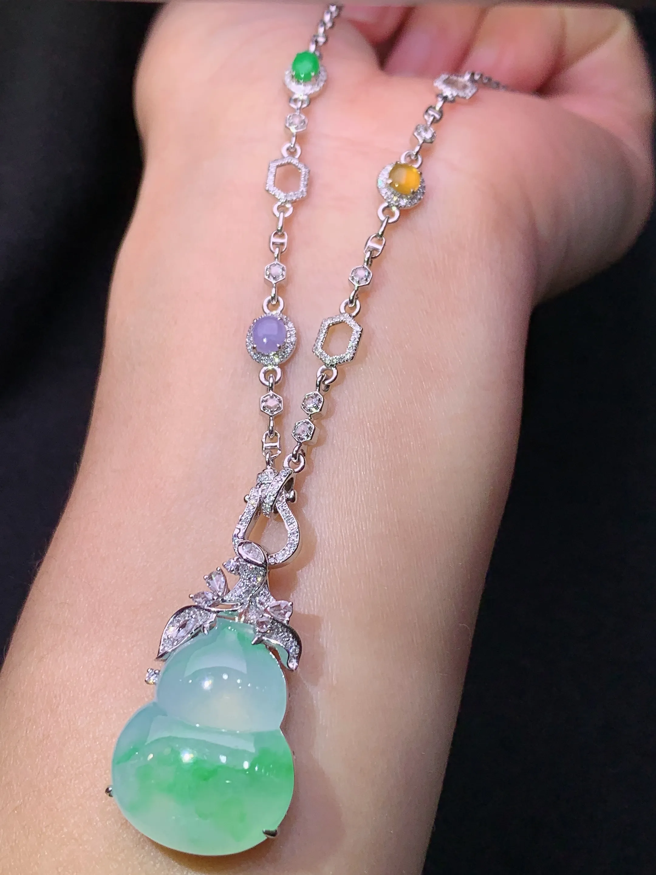 冰飘绿葫芦项链吊坠两用款  18k金镶嵌，款式新颖，冰润细腻，种水足，整体尺寸31.4*19*9.5