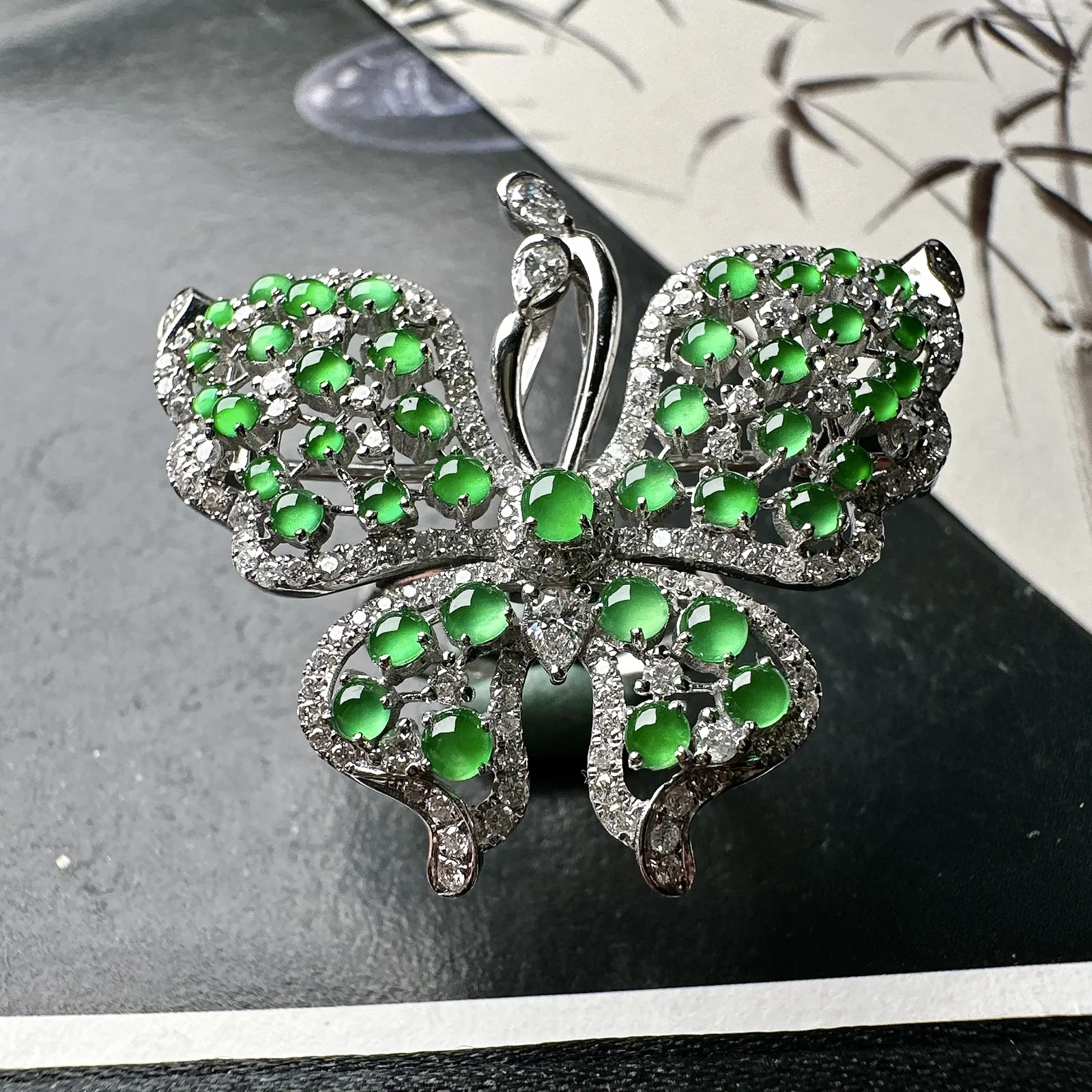 【冰种满绿蛋面镶嵌蝴蝶】镶嵌吊坠、胸针、戒指多用款，款式新颖，种水色俱全，冰透闪亮，通透感饱满度很好