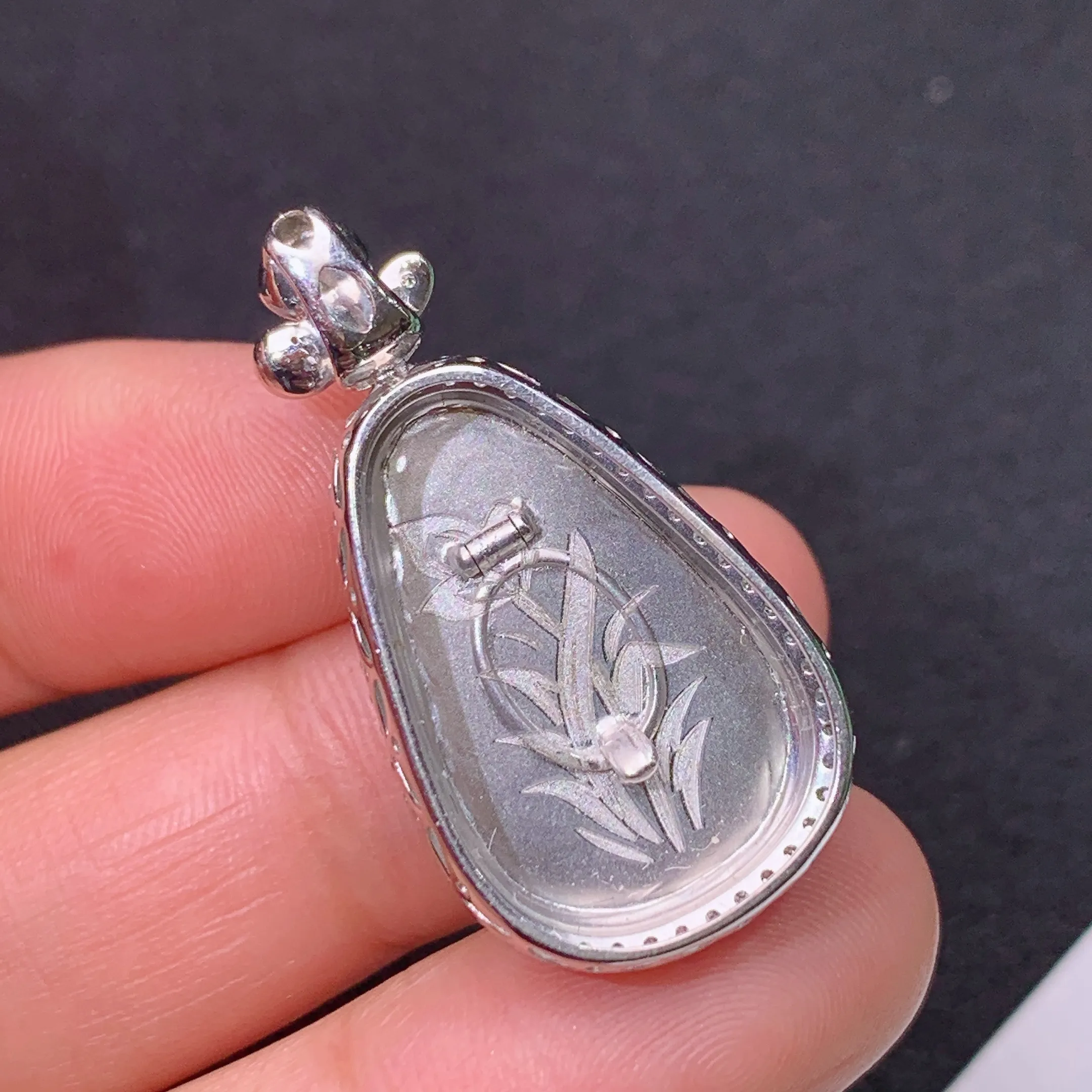 冰飘绿如意吊坠，18k金镶嵌，冰润色阳，玉质细腻，种水足，整体尺寸31.7*16.5*9.7