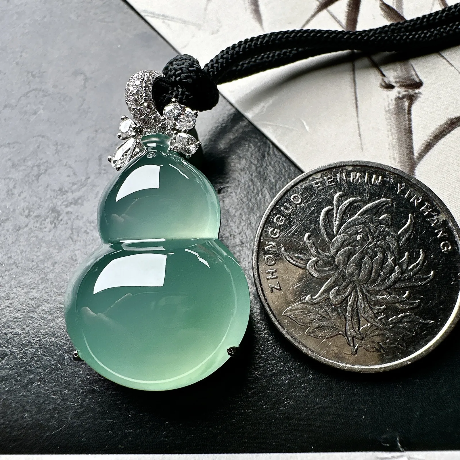 【冰种晴绿葫芦吊坠】质地细腻，冰润起光，胶感强烈，冰感明显，18K金钻精美镶嵌，裸石尺寸28.6*20.7*10.4毫米