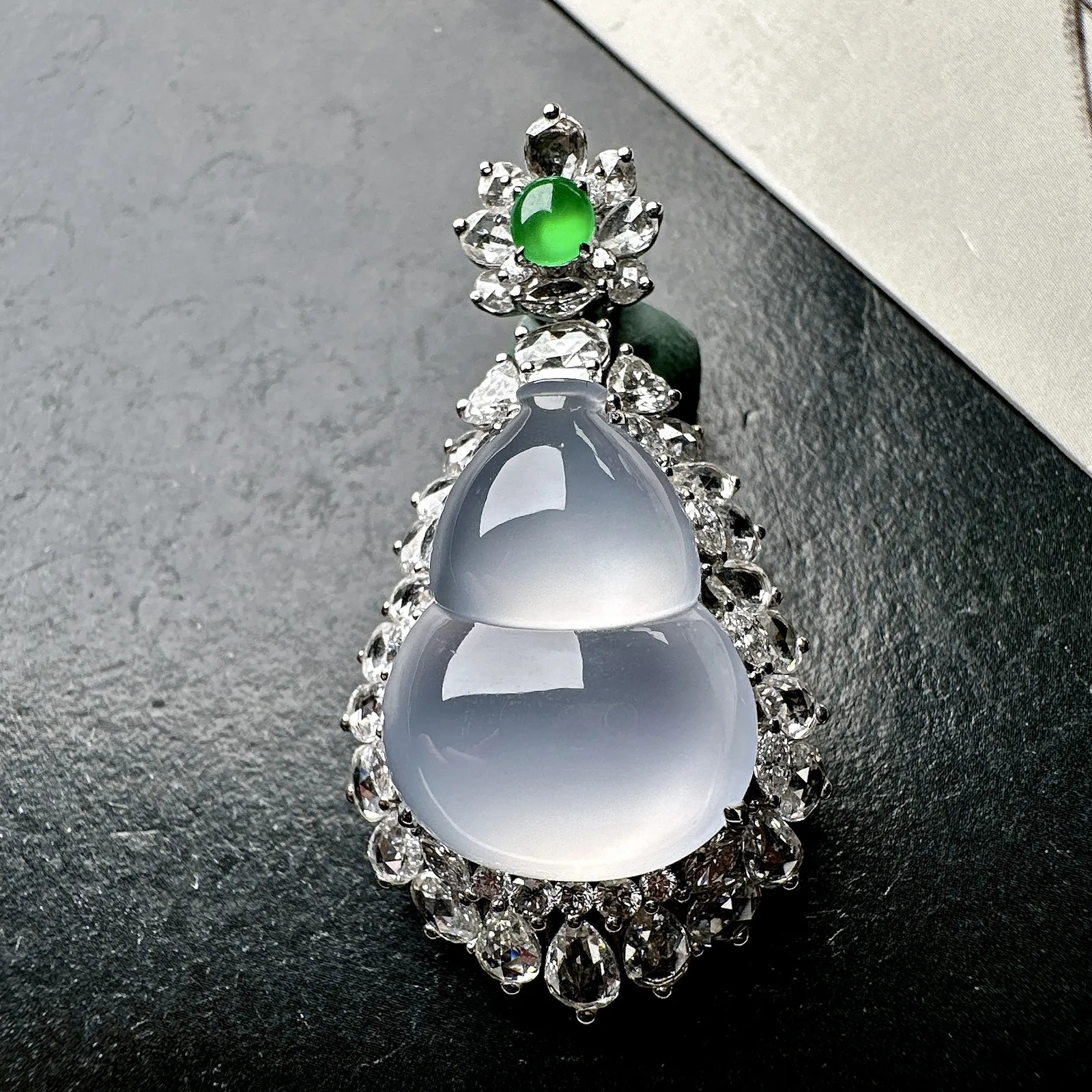 【冰种葫芦吊坠】质地细腻清爽，荧光感强烈，起刚光强烈，18K金钻镶嵌，裸石尺寸19.8*15.3*6