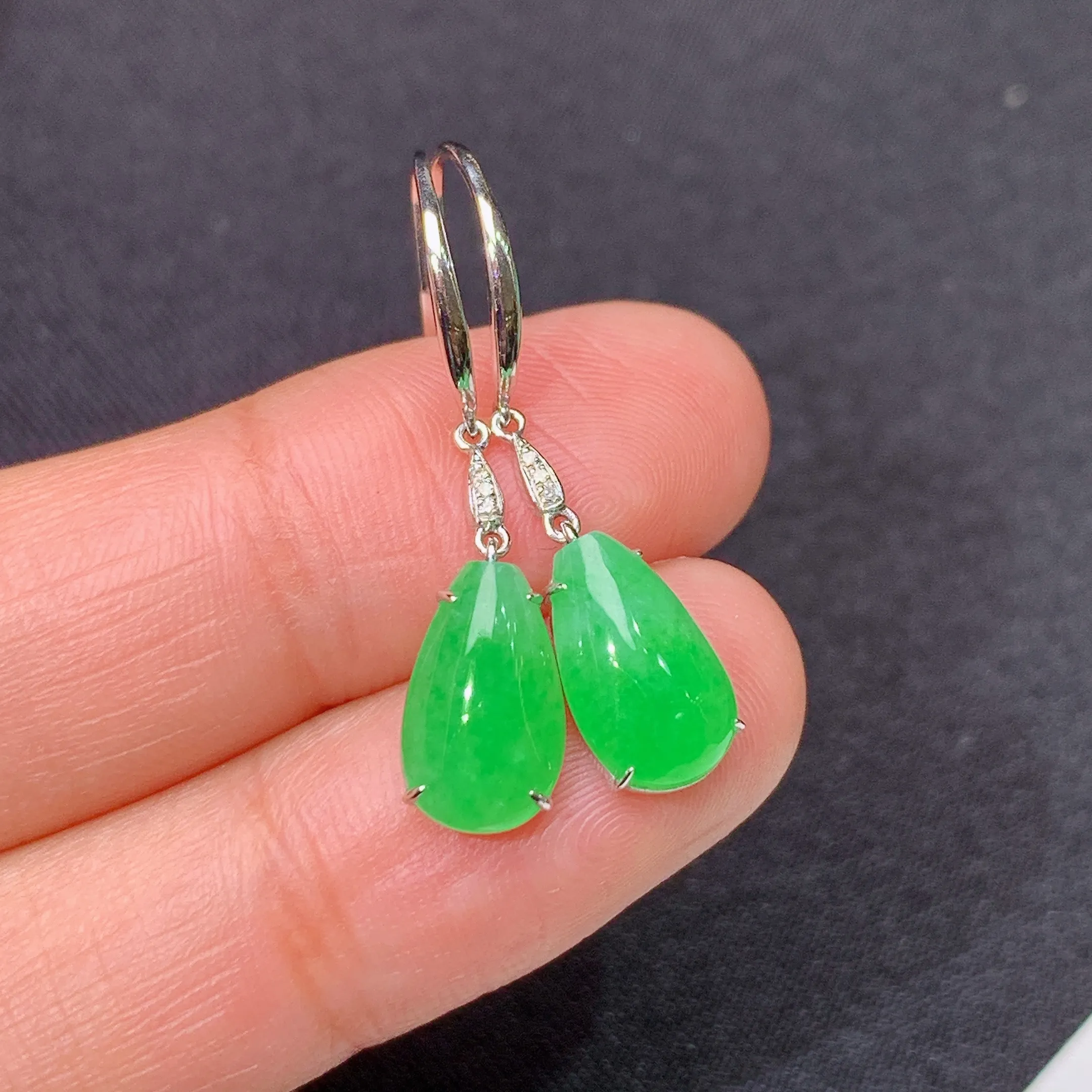 冰阳绿水滴耳坠，18k金镶嵌，简约时尚，冰润色阳，种水足，裸石尺寸10.5*6.3*3.2