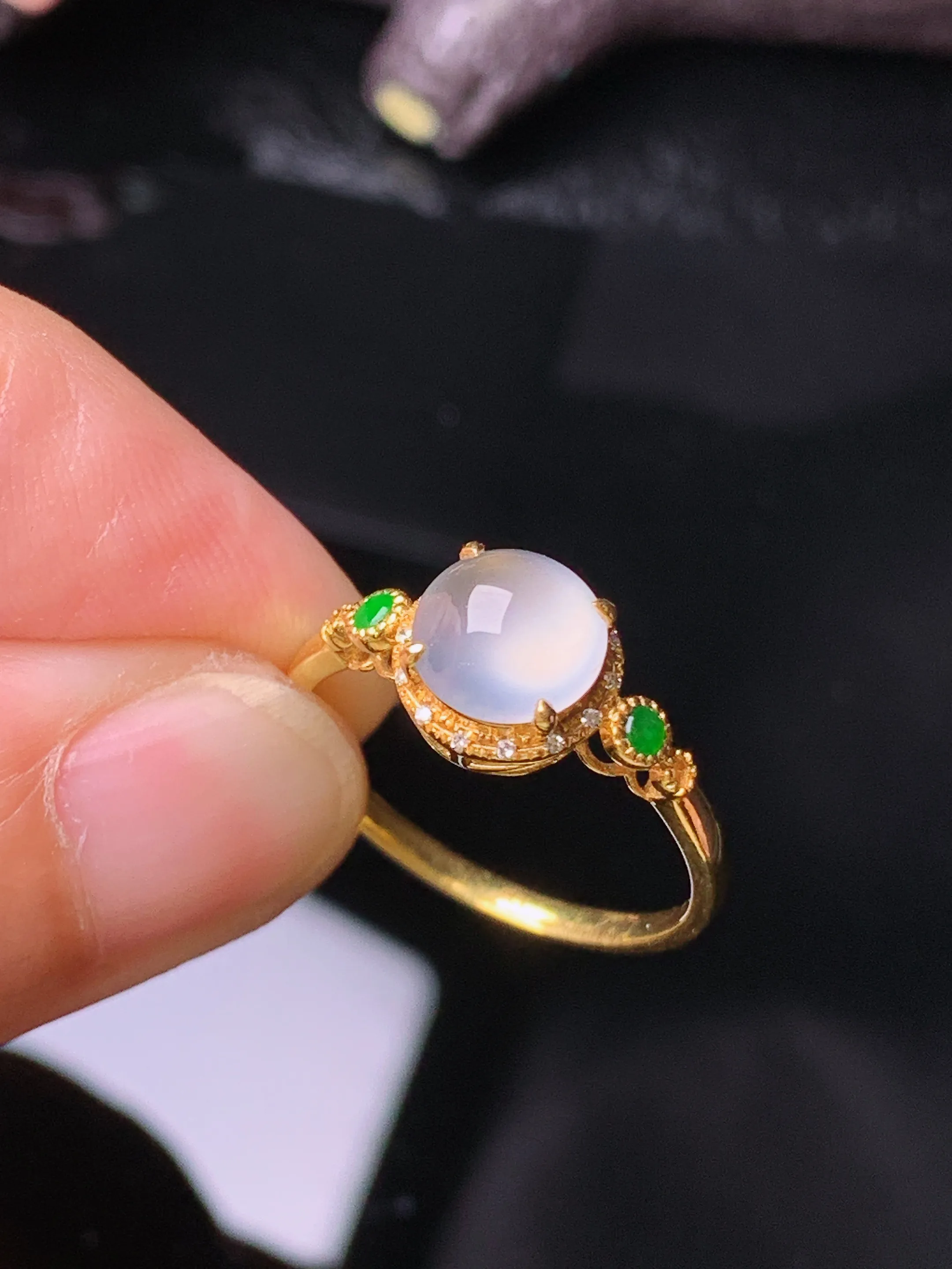 18k金钻镶嵌冰种蛋面戒指 玉质细腻 色泽清新艳丽 圈口14.5 整体尺寸8.3*6.8