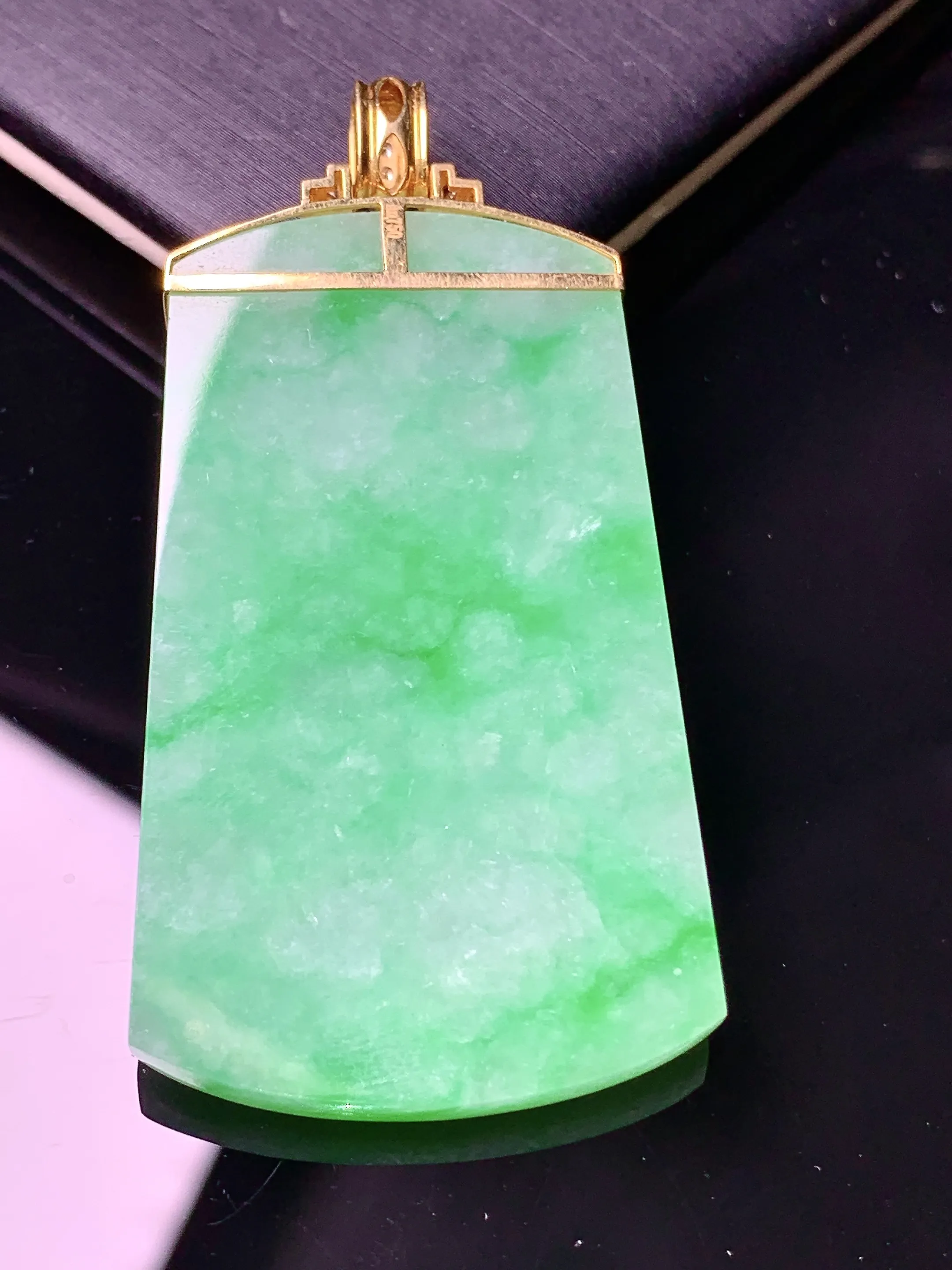 18k金钻镶嵌翠绿无事牌吊坠 玉质细腻 色泽清新艳丽 整体尺寸54.5*27.3*3.8