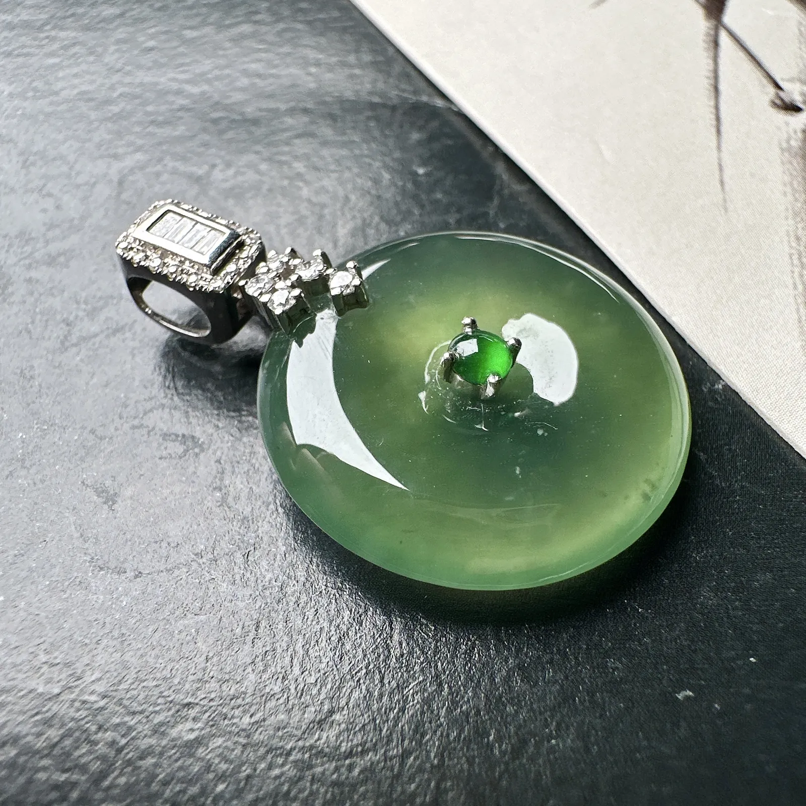 【冰种橄榄绿平安扣】质地细腻，品质很好，冰感十足，胶感明显，收藏品质。18k金钻镶嵌，裸石尺寸21.4*4.8毫米