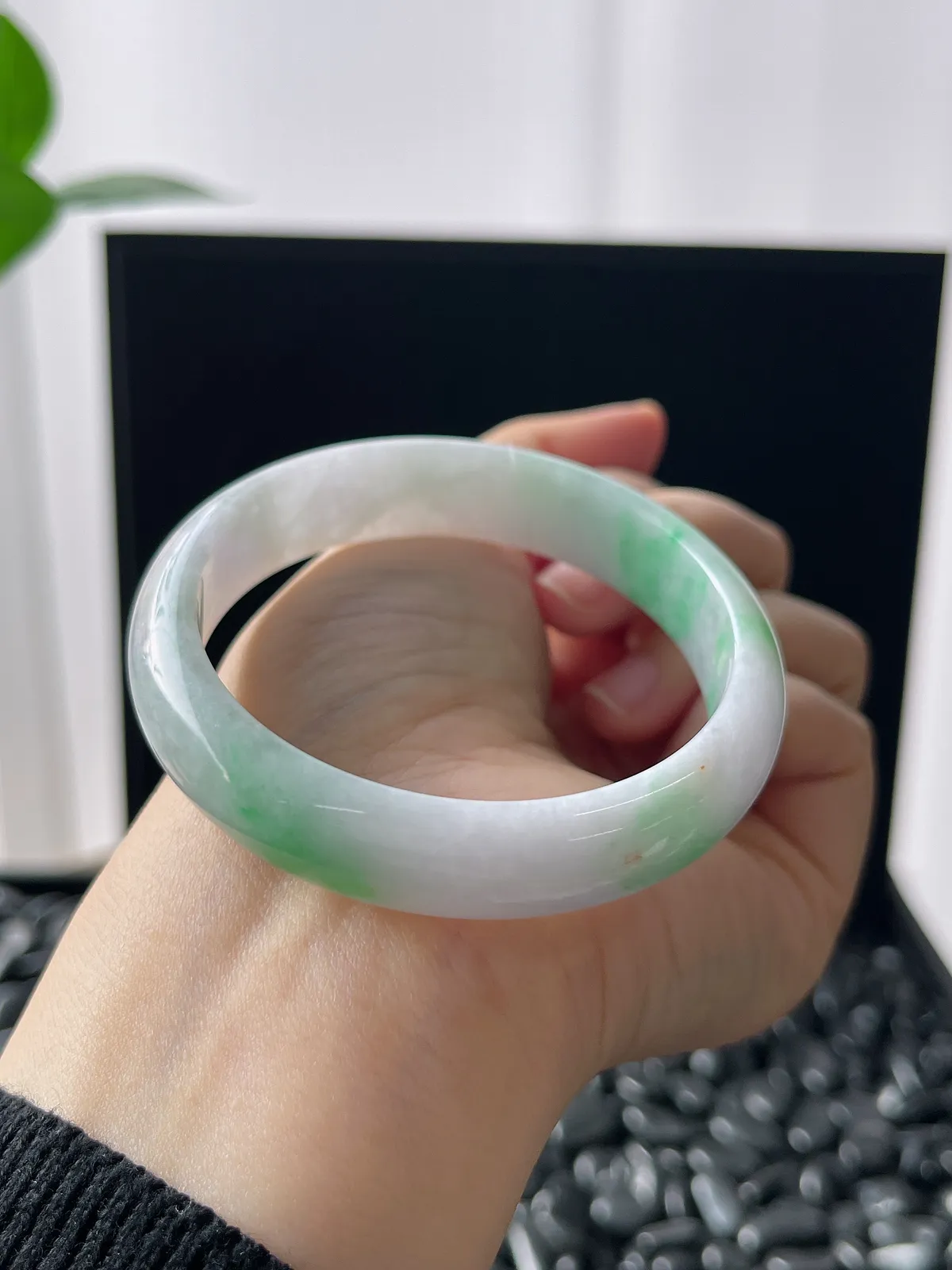 正圈54.4圈口，翡翠糯化种飘绿手镯