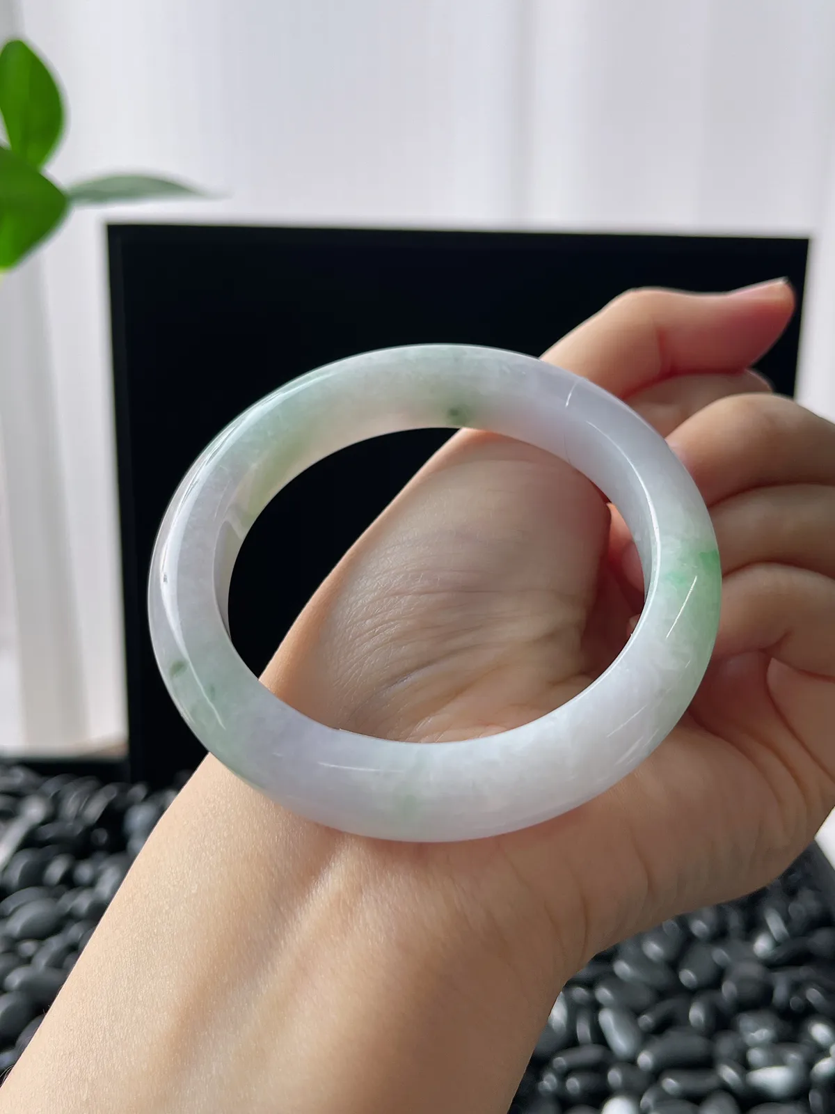 正圈54圈口，翡翠糯化种飘绿春带彩手镯