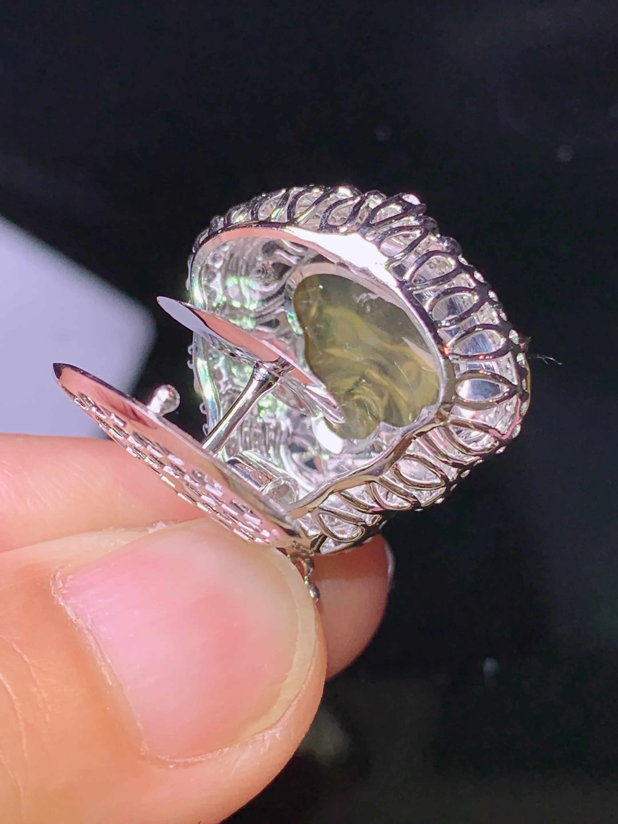 18k金钻镶嵌冰种黄翡佛公吊坠 玉质细腻 色泽清新艳丽 整体尺寸26.2*21.5*10