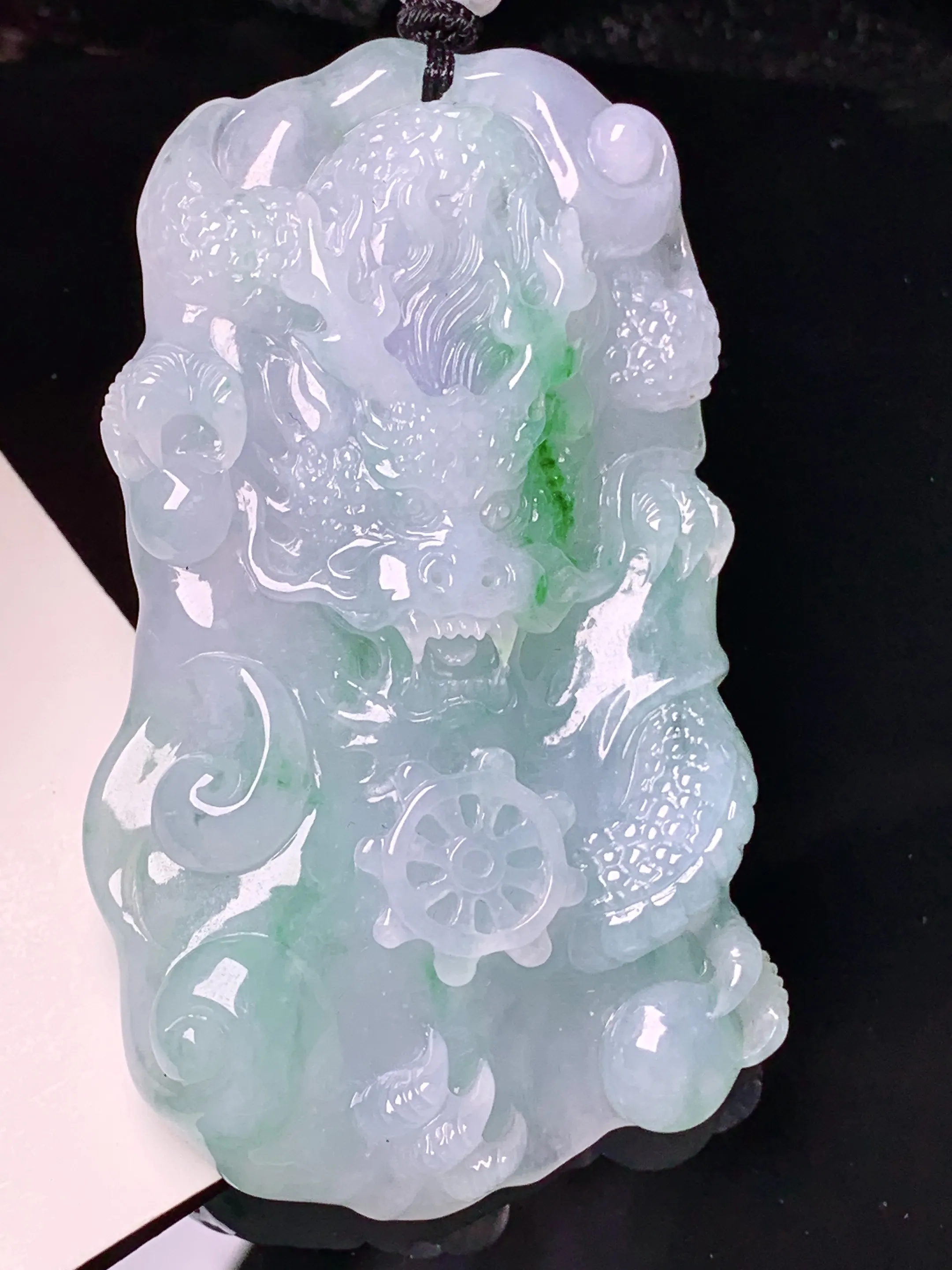 飘绿龙牌吊坠 玉质细腻 色泽艳丽清新 整体尺寸72.7*41*11.8