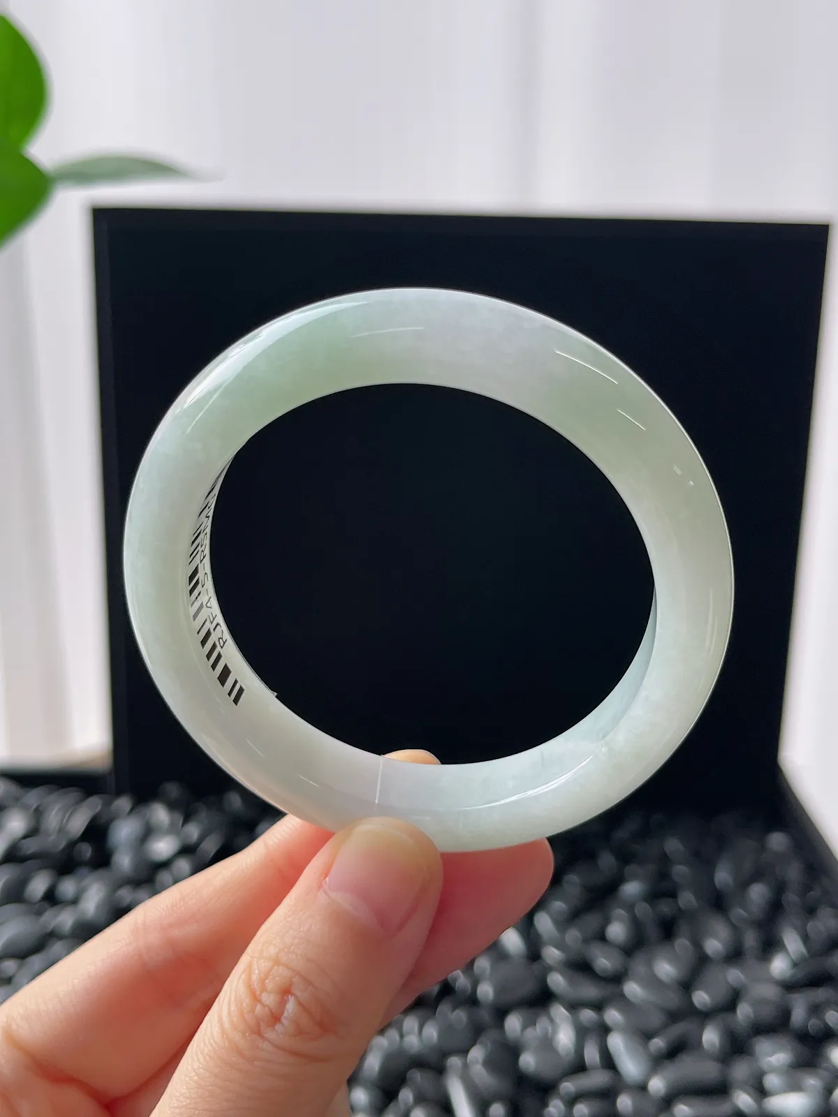 正圈51.7圈口，翡翠糯化种淡绿色手镯