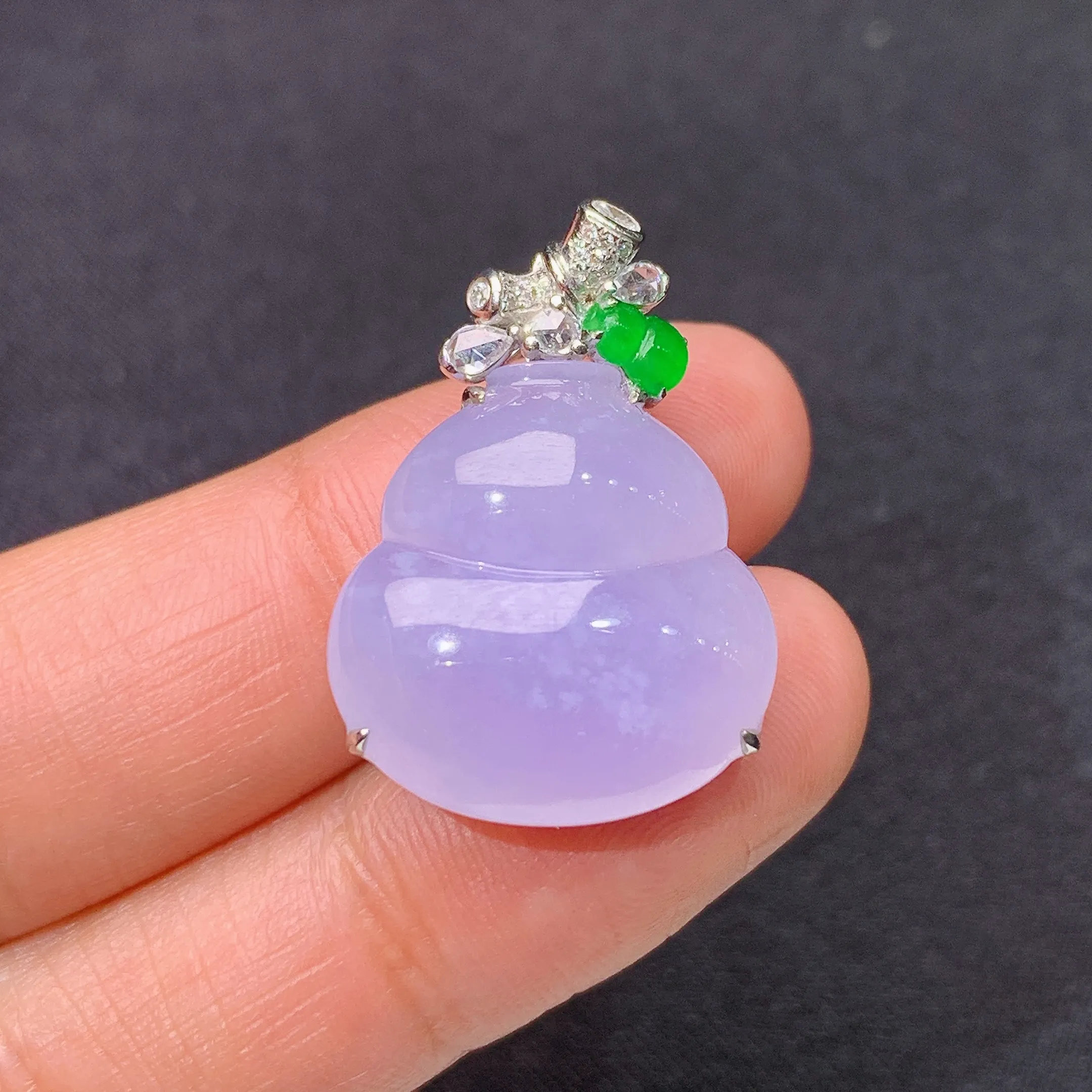 冰紫罗兰葫芦吊坠，18k金镶嵌，温润细腻，颜色鲜艳，整体尺寸25.8*18.3*7