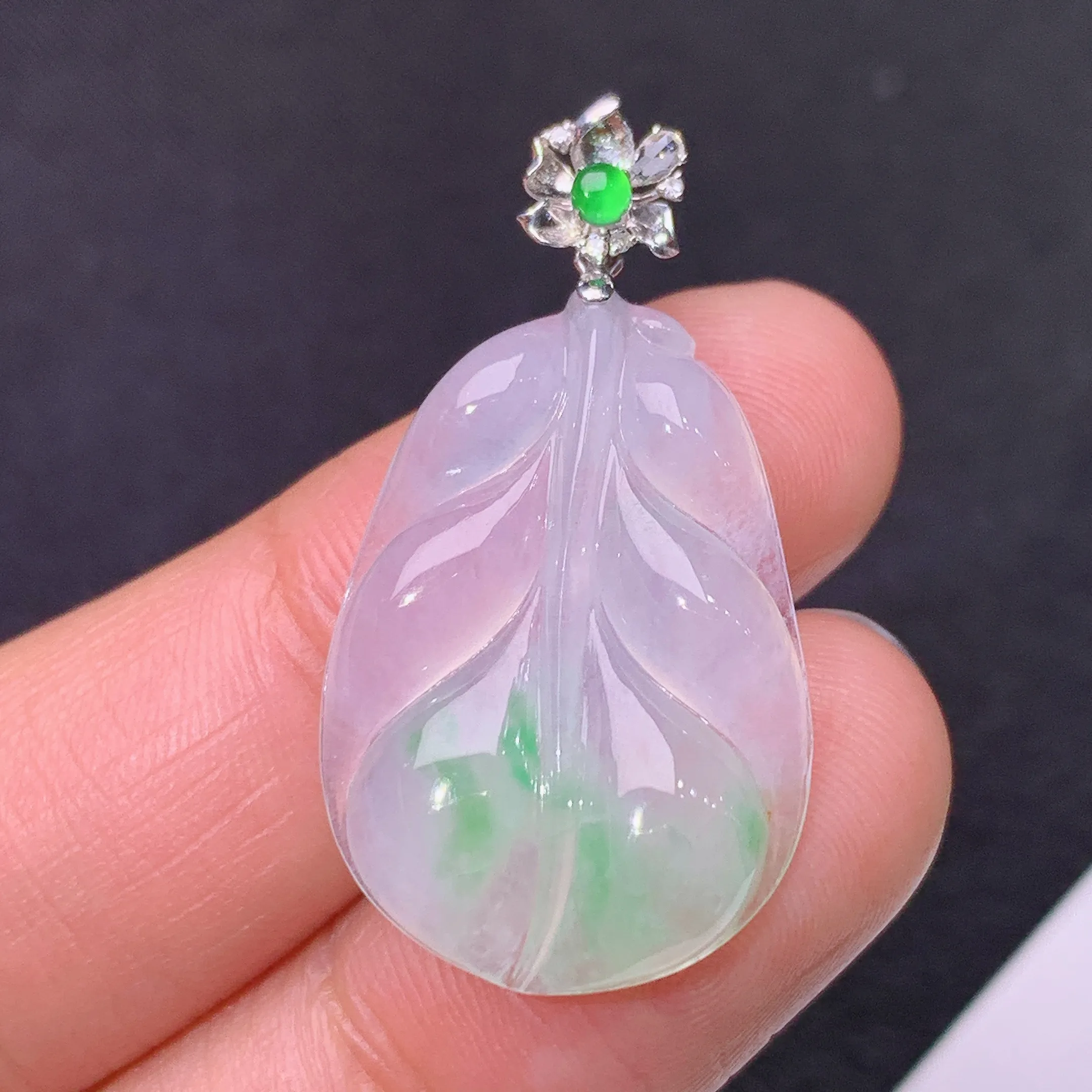 冰飘绿树叶吊坠，18k金镶嵌，冰冰润润，玉质细腻，种水足，整体尺寸31.2*16.9*4.6