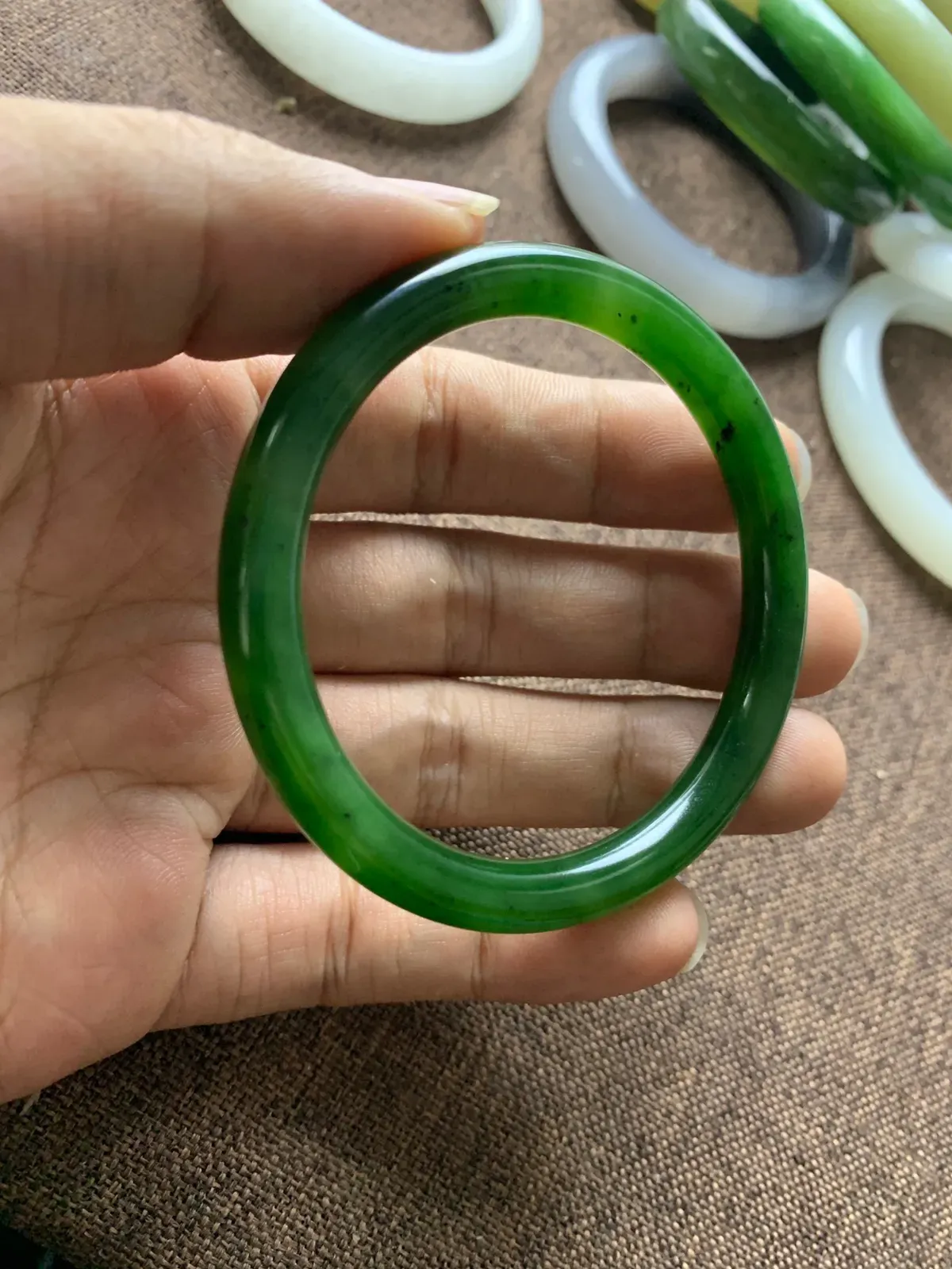 和田玉54.5圈口菠菜绿圆条手镯，品质牛