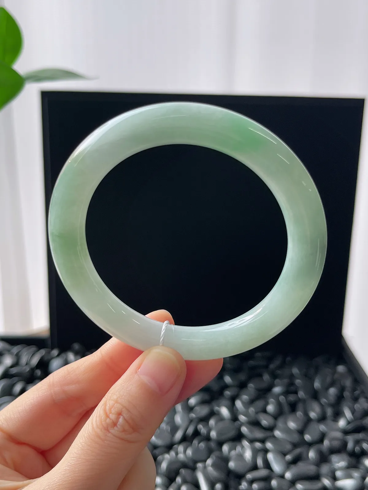 圆镯55圈口，翡翠糯化种浅绿色手镯