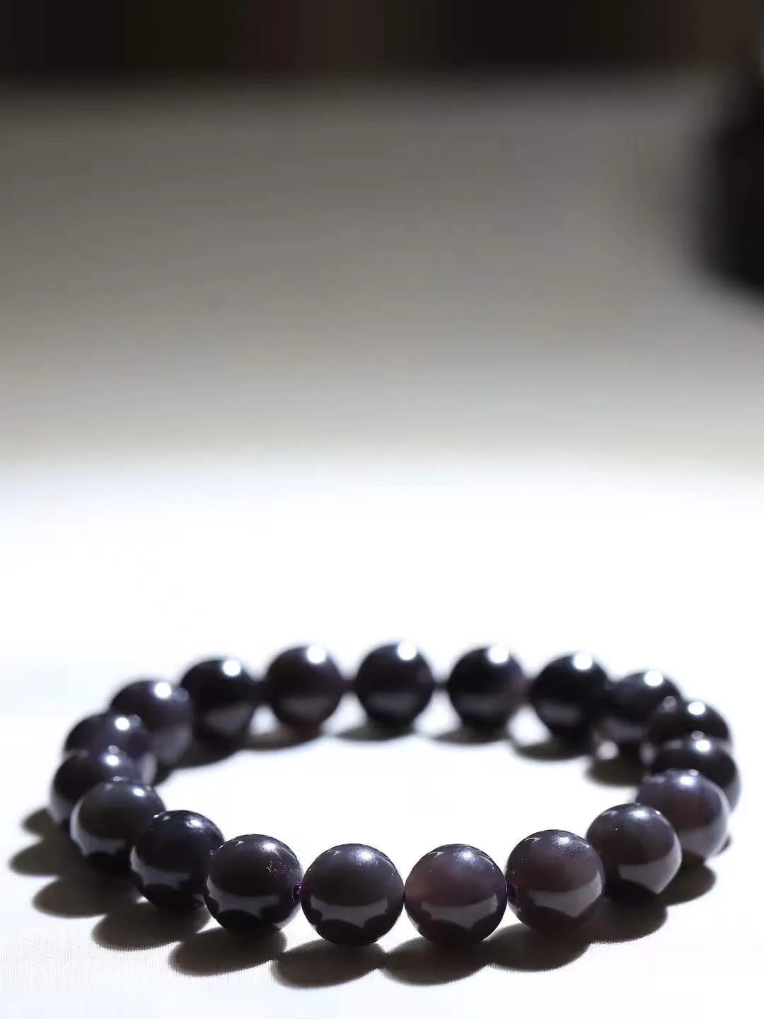 【珠圆玉润.手串】

精品和田玉紫罗兰珠圆玉润手串 玉质温润细腻  整串打磨圆润，佩戴舒适。珠珠落玉盘，间关莺语花底滑，一生美好时光，无论身在何处，都有它相伴相守。事事顺遂，幸福美满，吉祥如意。重29克 尺寸取一10mm FDT-161103013