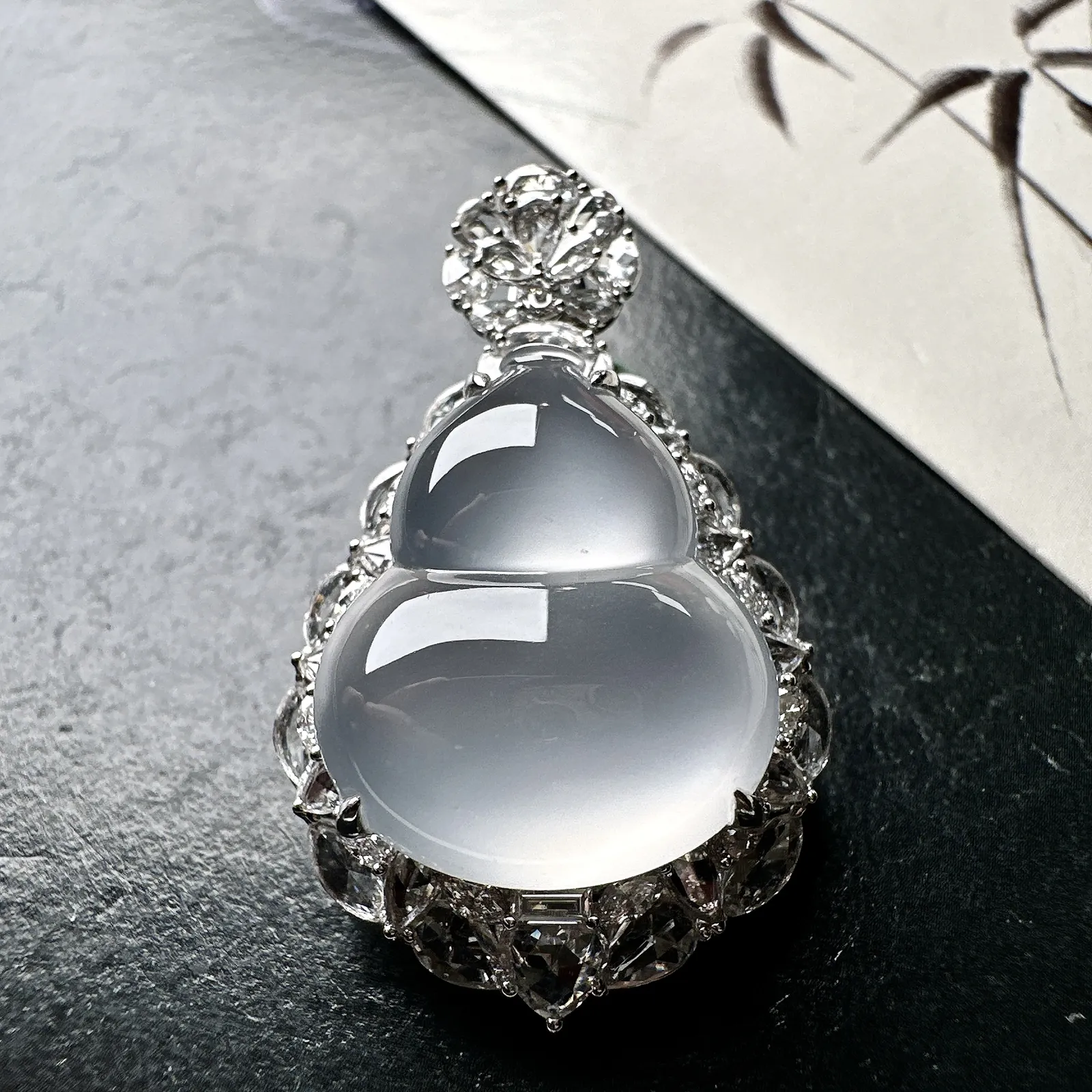 【冰种葫芦吊坠】质地细腻清爽，荧光感强烈，起刚光强烈，18K金钻镶嵌，裸石尺寸20.8*17.3*6